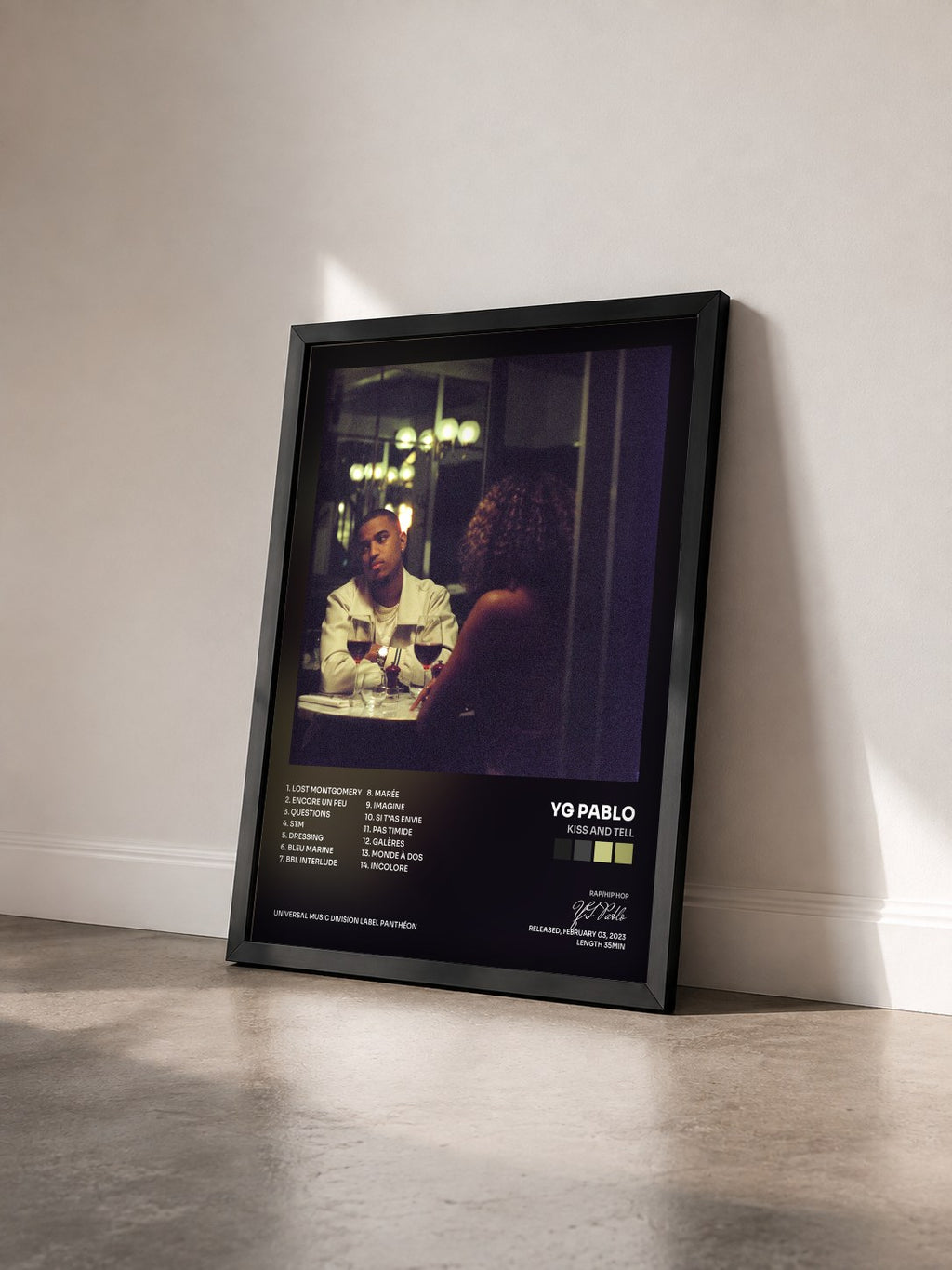 #noir Tableau de l'album Kiss And Tell de YG Pablo vu de trois quarts, cadre noir