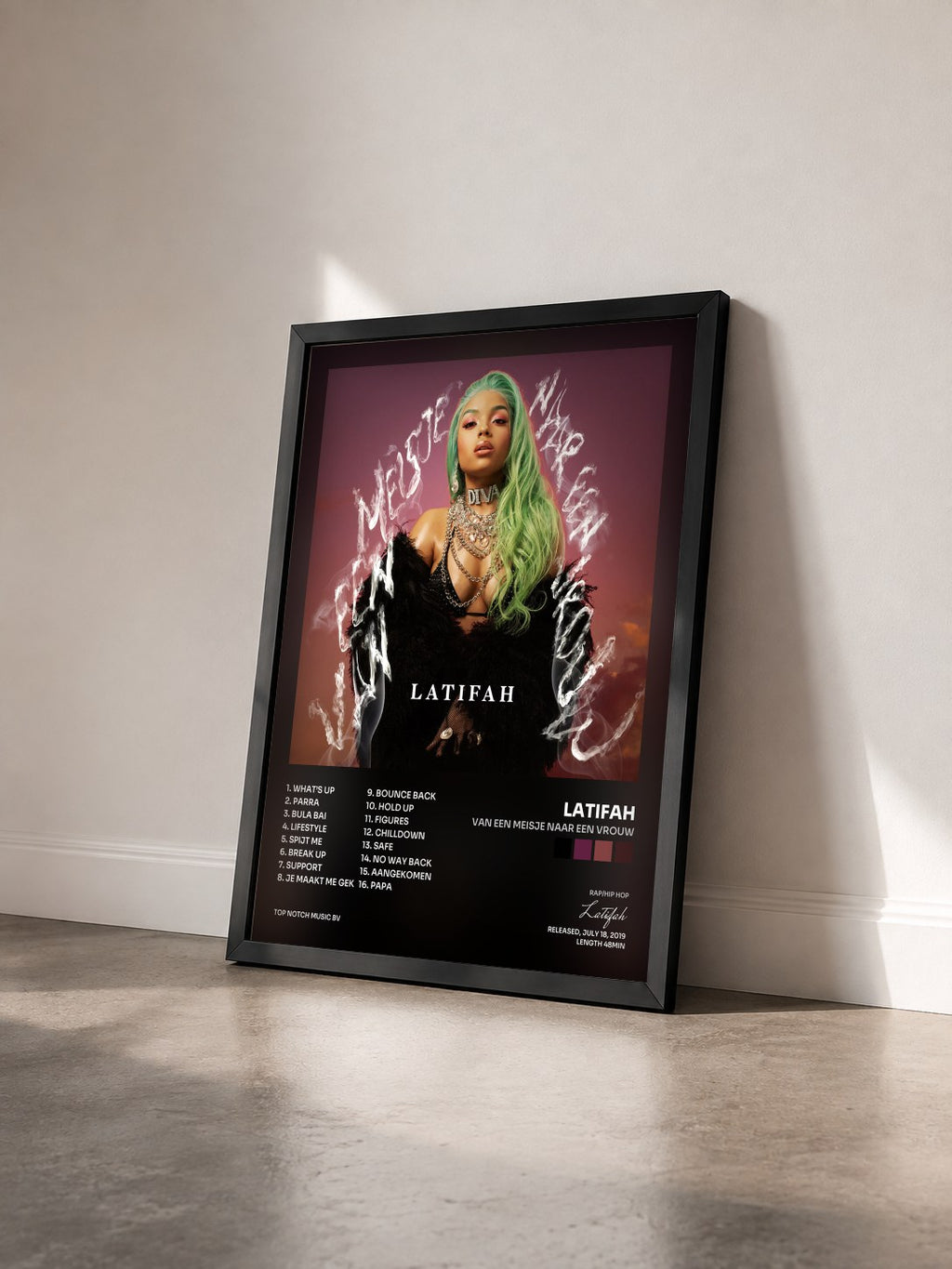#noir Tableau de l'album Van Een Meisje Naar Een Vrouw de Latifah vu de trois quarts, cadre noir