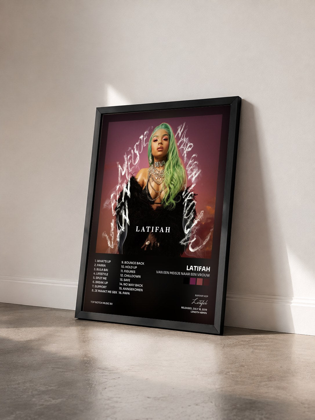 #noir Tableau de l'album Van Een Meisje Naar Een Vrouw de Latifah vu de trois quarts, cadre noir