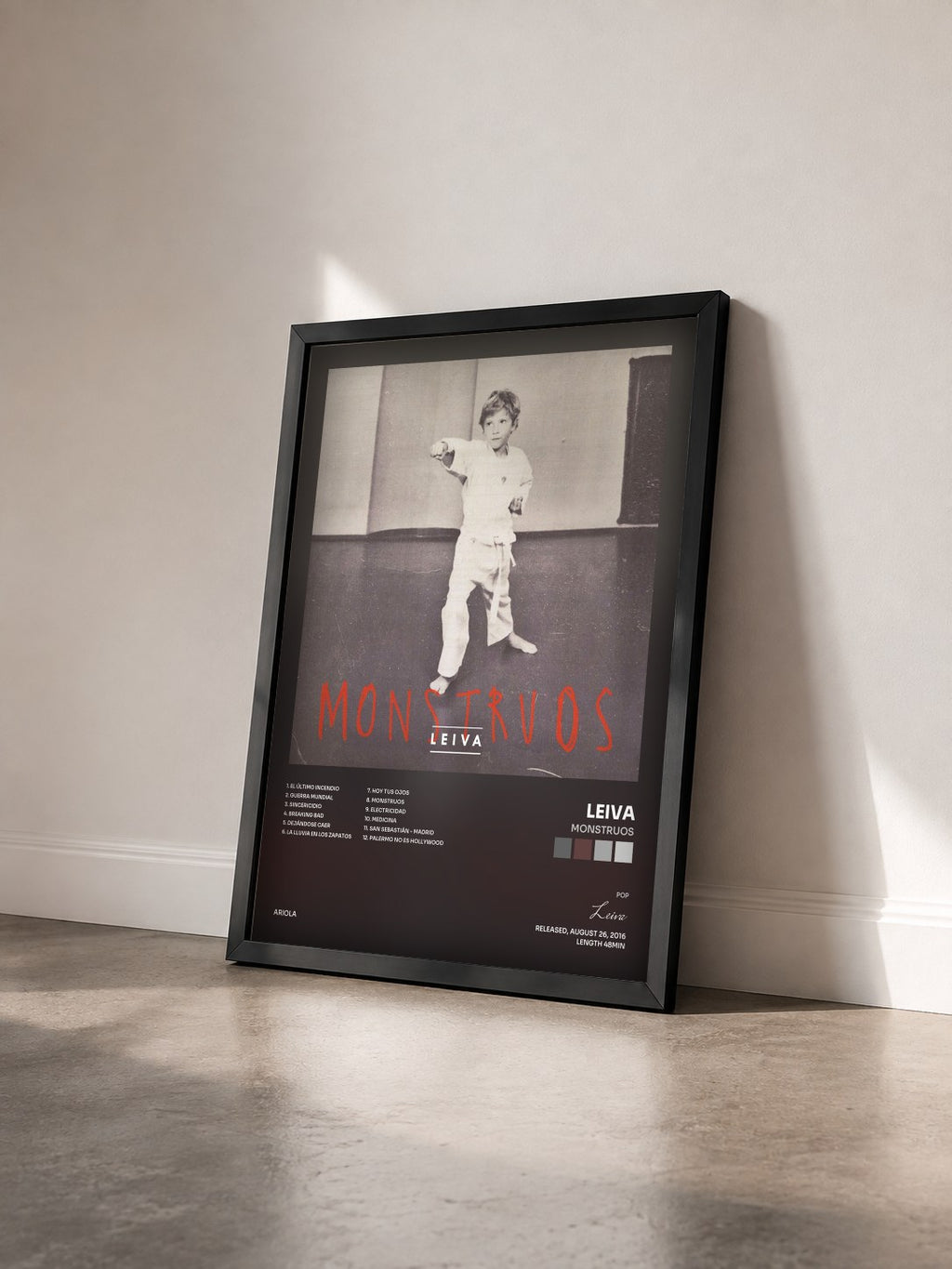 #noir Tableau de l'album Monstruos de Leiva vu de trois quarts, cadre noir