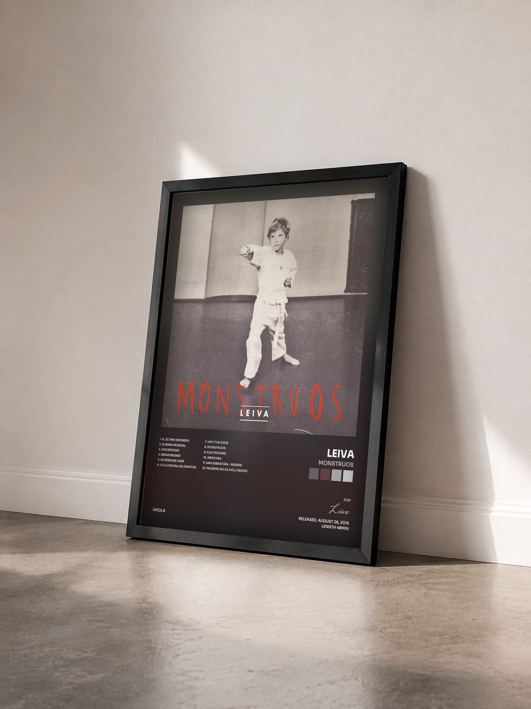 #noir Tableau de l'album Monstruos de Leiva vu de trois quarts, cadre noir