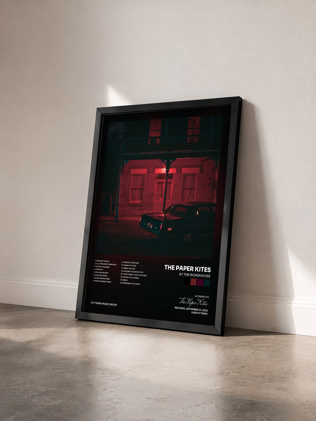 #noir Tableau de l'album At the Roadhouse de The Paper Kites vu de trois quarts, cadre noir