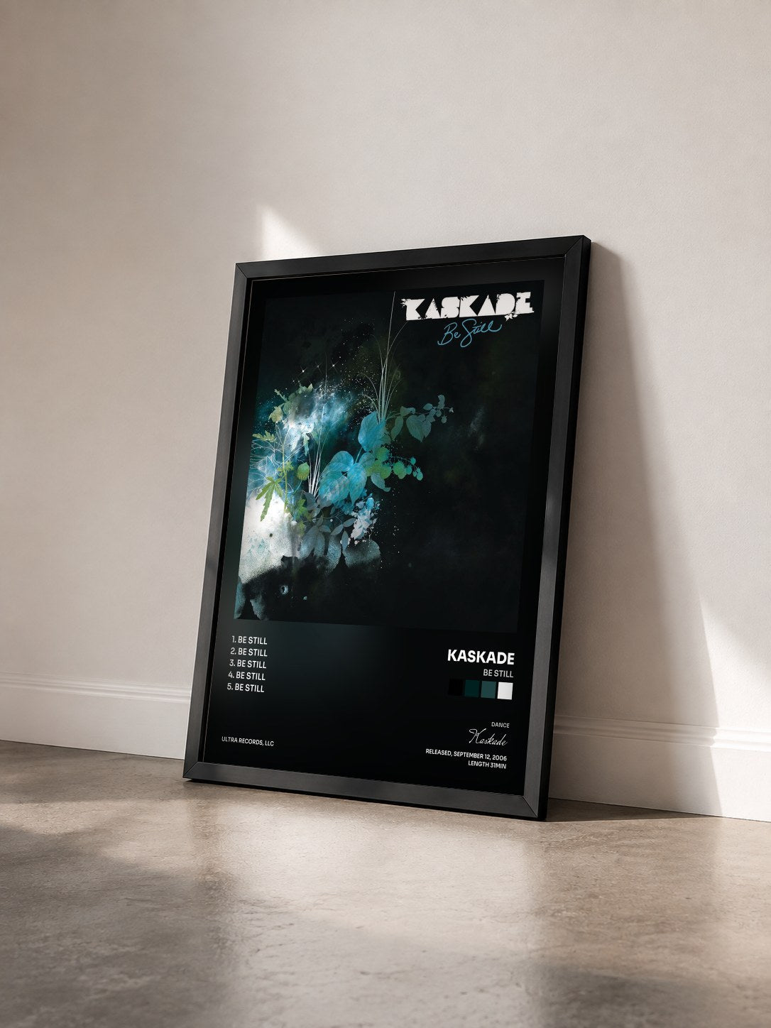 #noir Tableau de l'album Be Still de Kaskade vu de trois quarts, cadre noir
