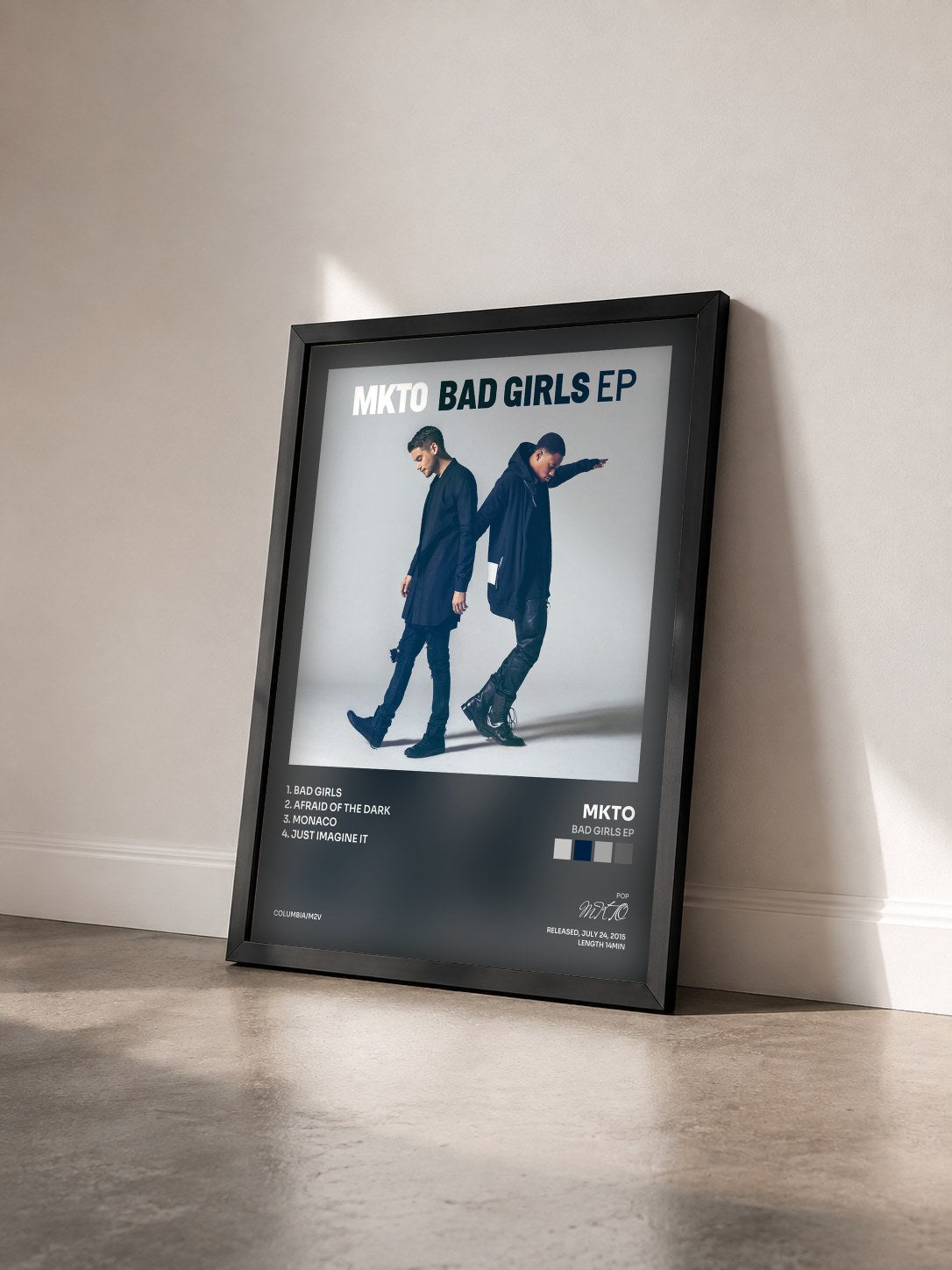 #noir Tableau de l'album Bad Girls EP de MKTO vu de trois quarts, cadre noir