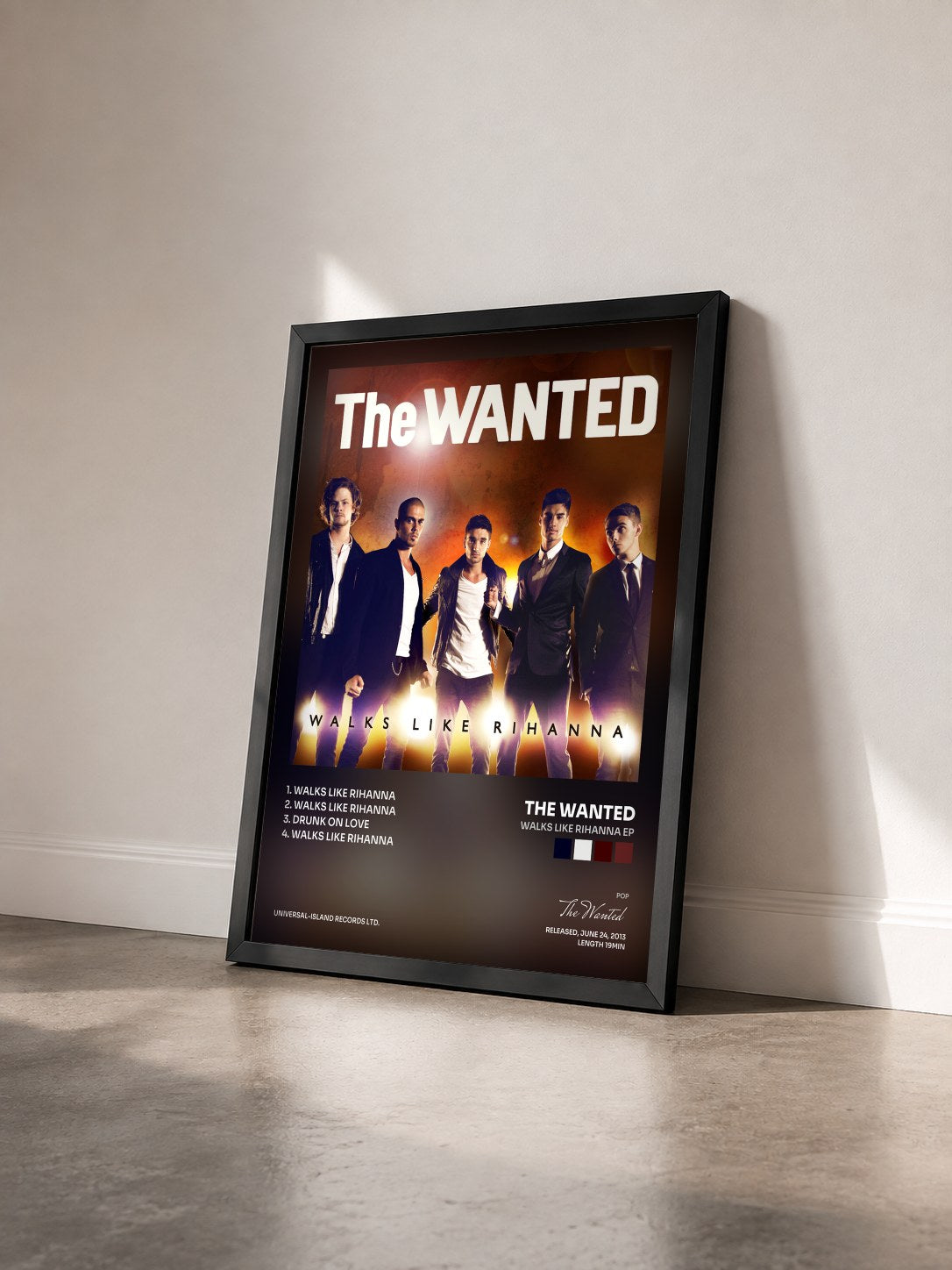 #noir Tableau de l'album Walks Like Rihanna EP de The Wanted vu de trois quarts, cadre noir