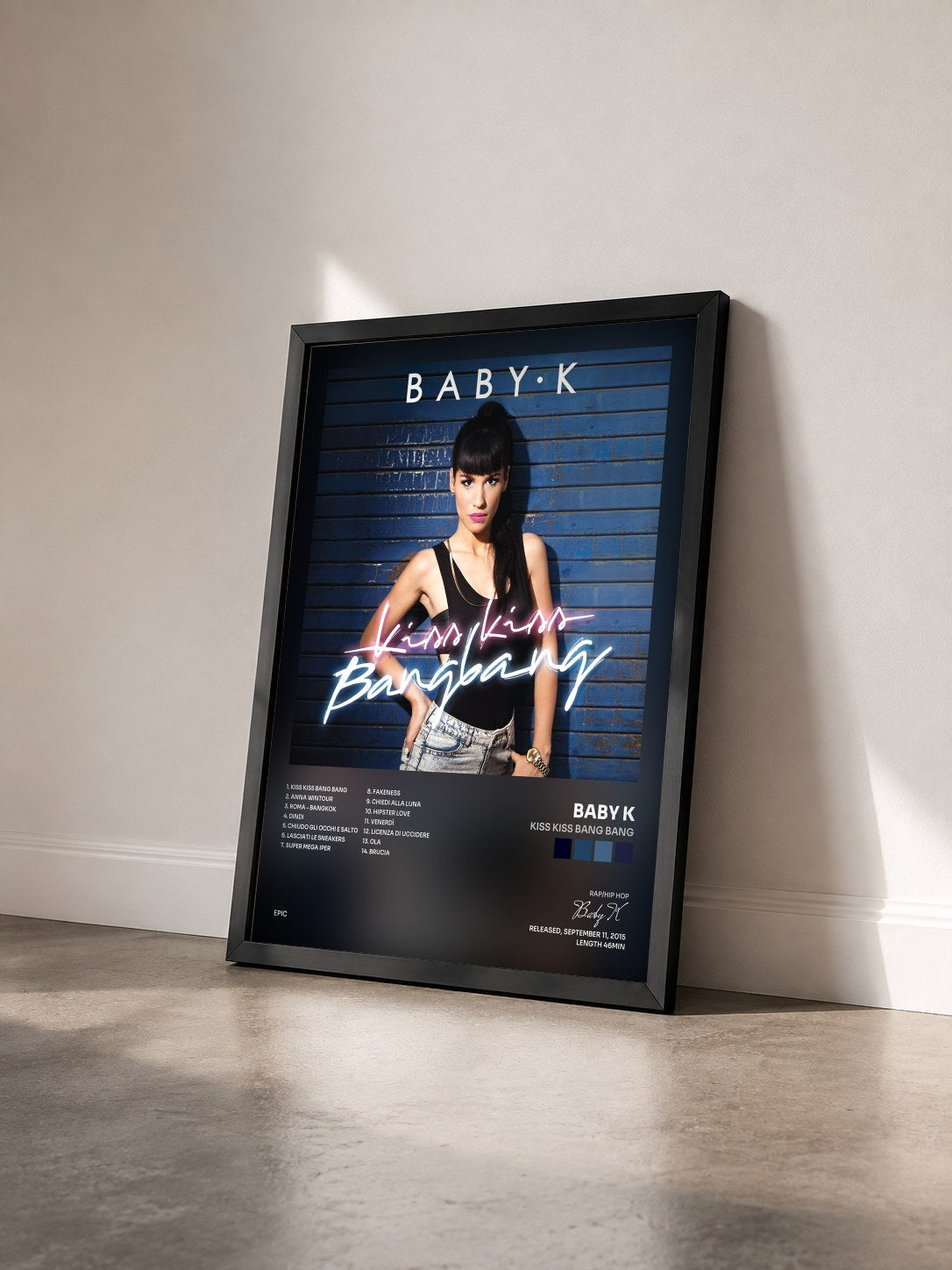 #noir Tableau de l'album Kiss Kiss Bang Bang de Baby K vu de trois quarts, cadre noir