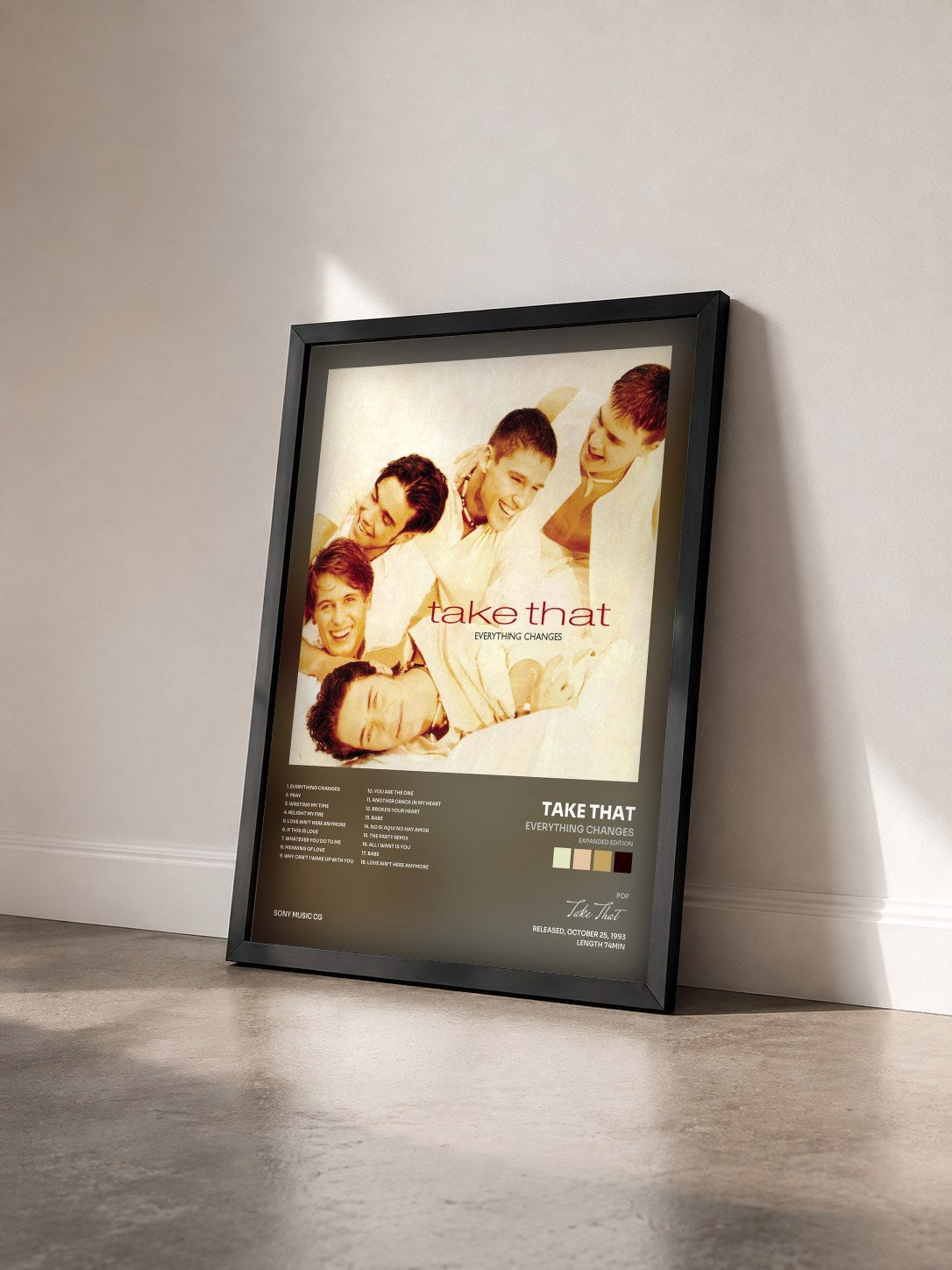 #noir Tableau de l'album Everything Changes (Expanded Edition) de Take That vu de trois quarts, cadre noir