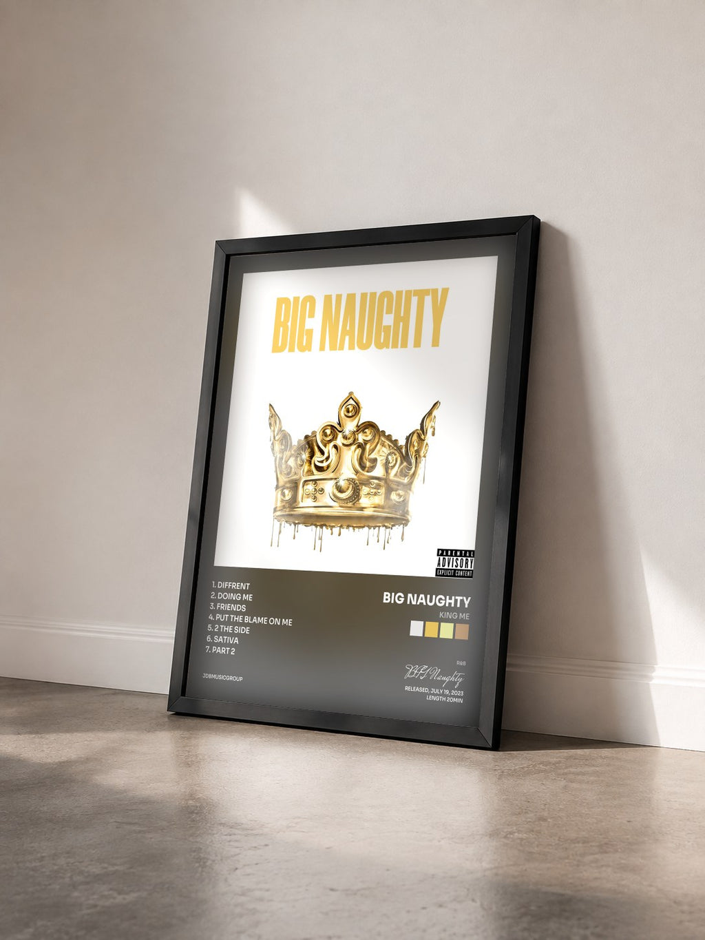 #noir Tableau de l'album King Me de BIG Naughty vu de trois quarts, cadre noir