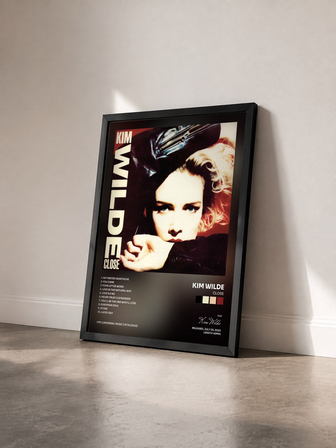 #noir Tableau de l'album Close de Kim Wilde vu de trois quarts, cadre noir