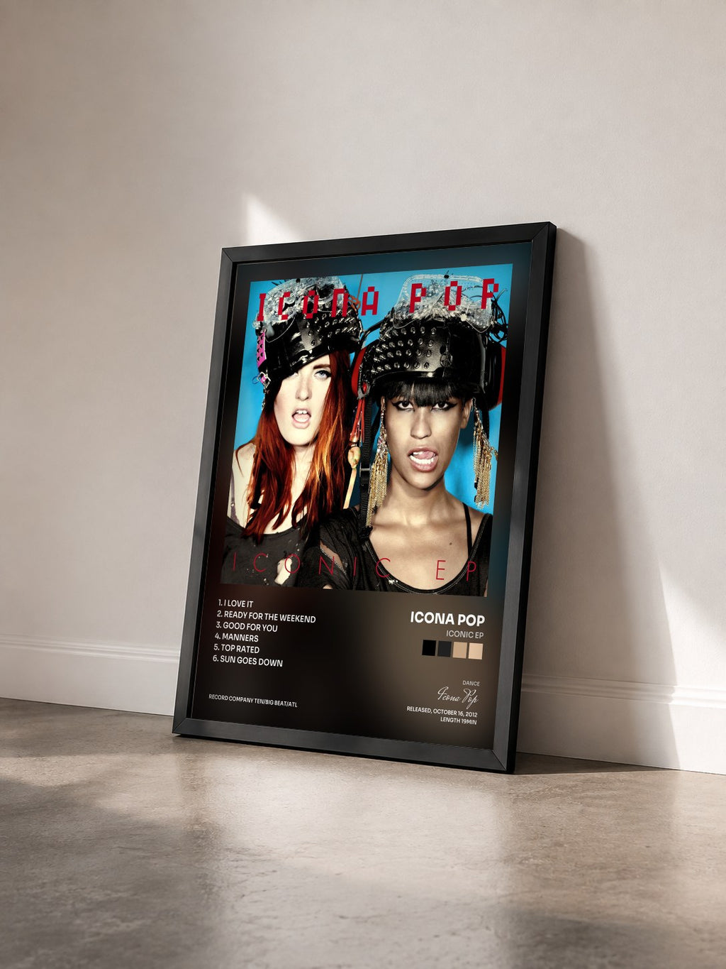 #noir Tableau de l'album Iconic EP de Icona Pop vu de trois quarts, cadre noir