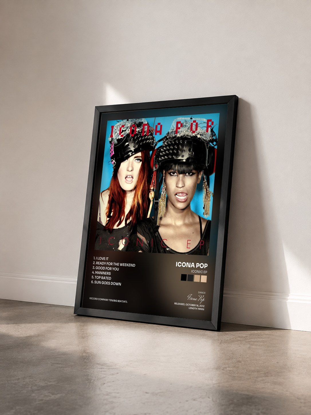 #noir Tableau de l'album Iconic EP de Icona Pop vu de trois quarts, cadre noir
