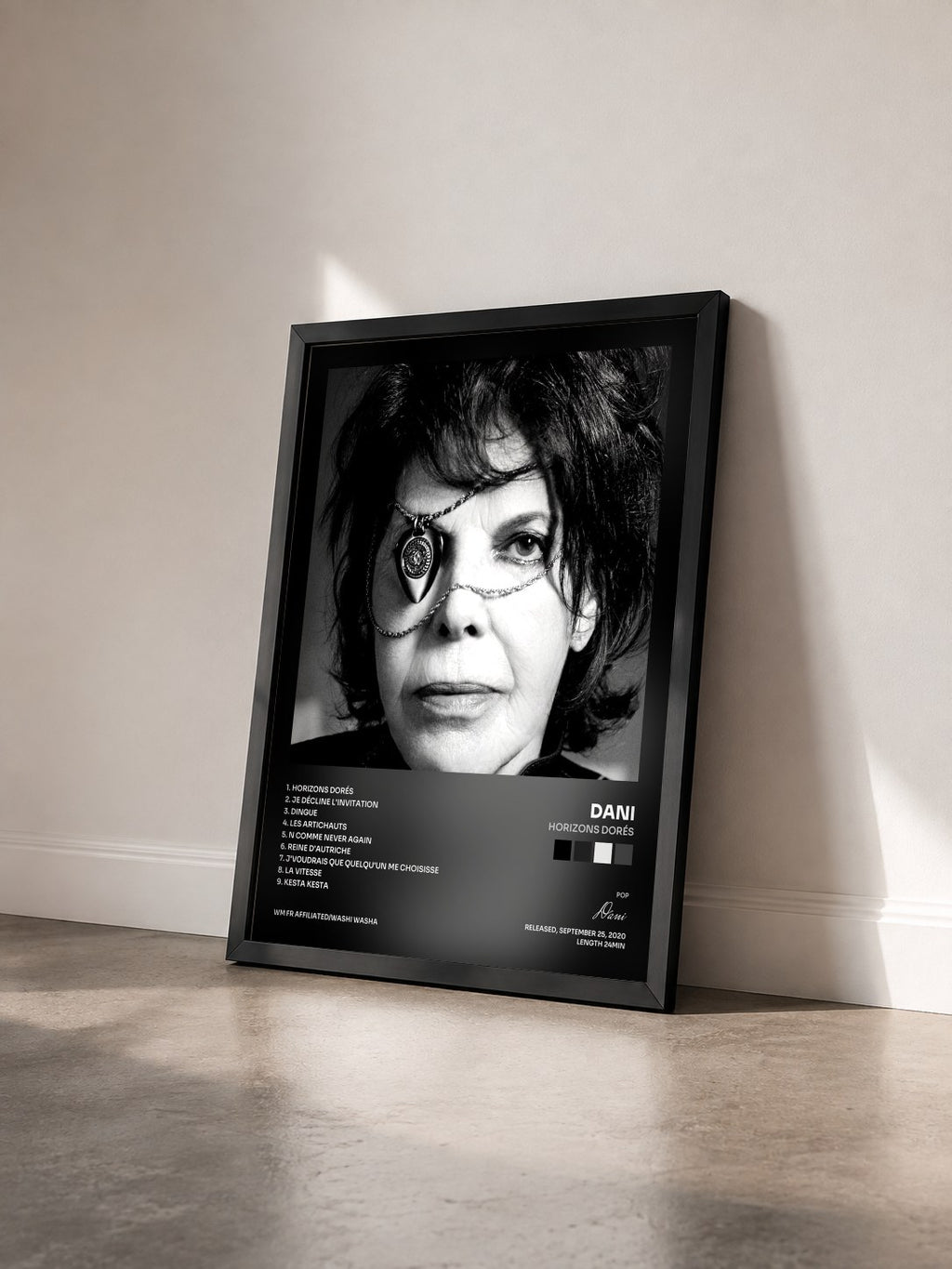 #noir Tableau de l'album Horizons dorés de Dani vu de trois quarts, cadre noir