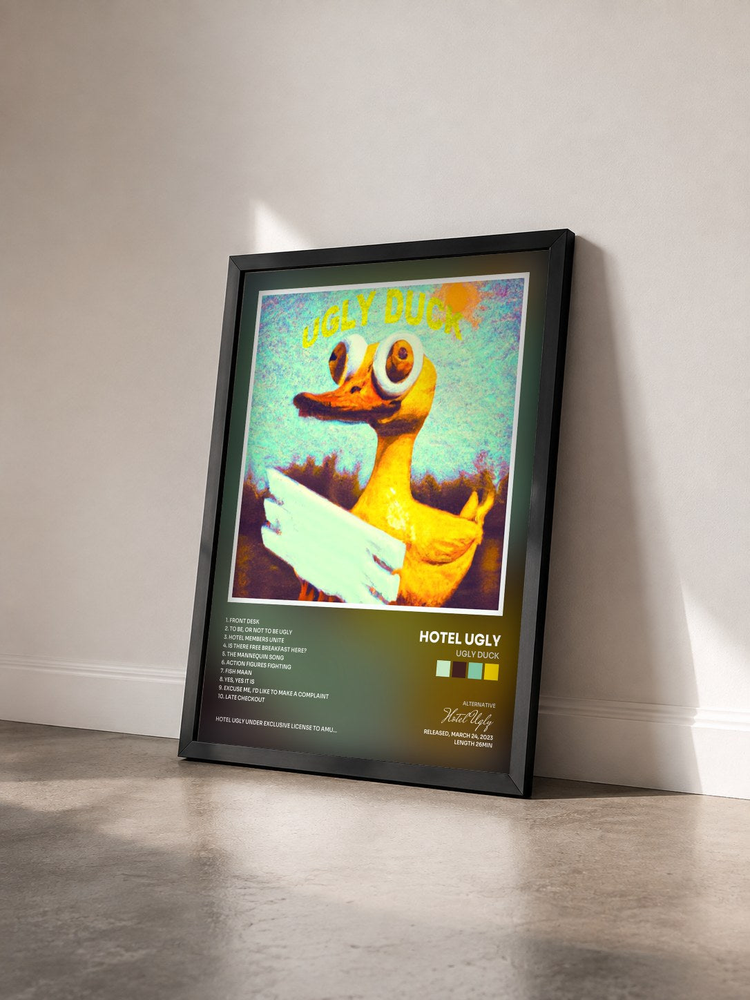 #noir Tableau de l'album Ugly Duck de Hotel Ugly vu de trois quarts, cadre noir