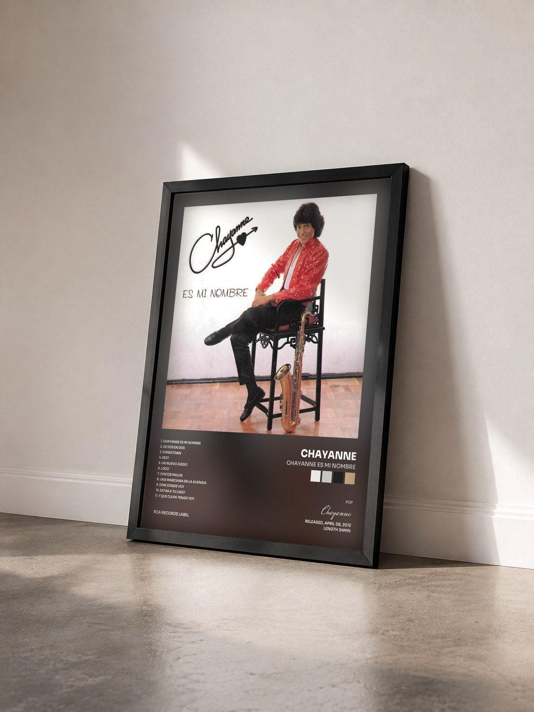 #noir Tableau de l'album Chayanne Es Mi Nombre de Chayanne vu de trois quarts, cadre noir