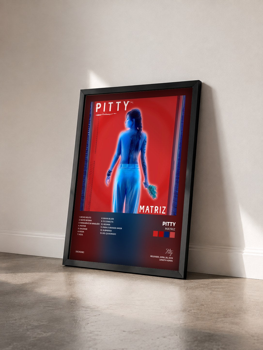 #noir Tableau de l'album Matriz de Pitty vu de trois quarts, cadre noir