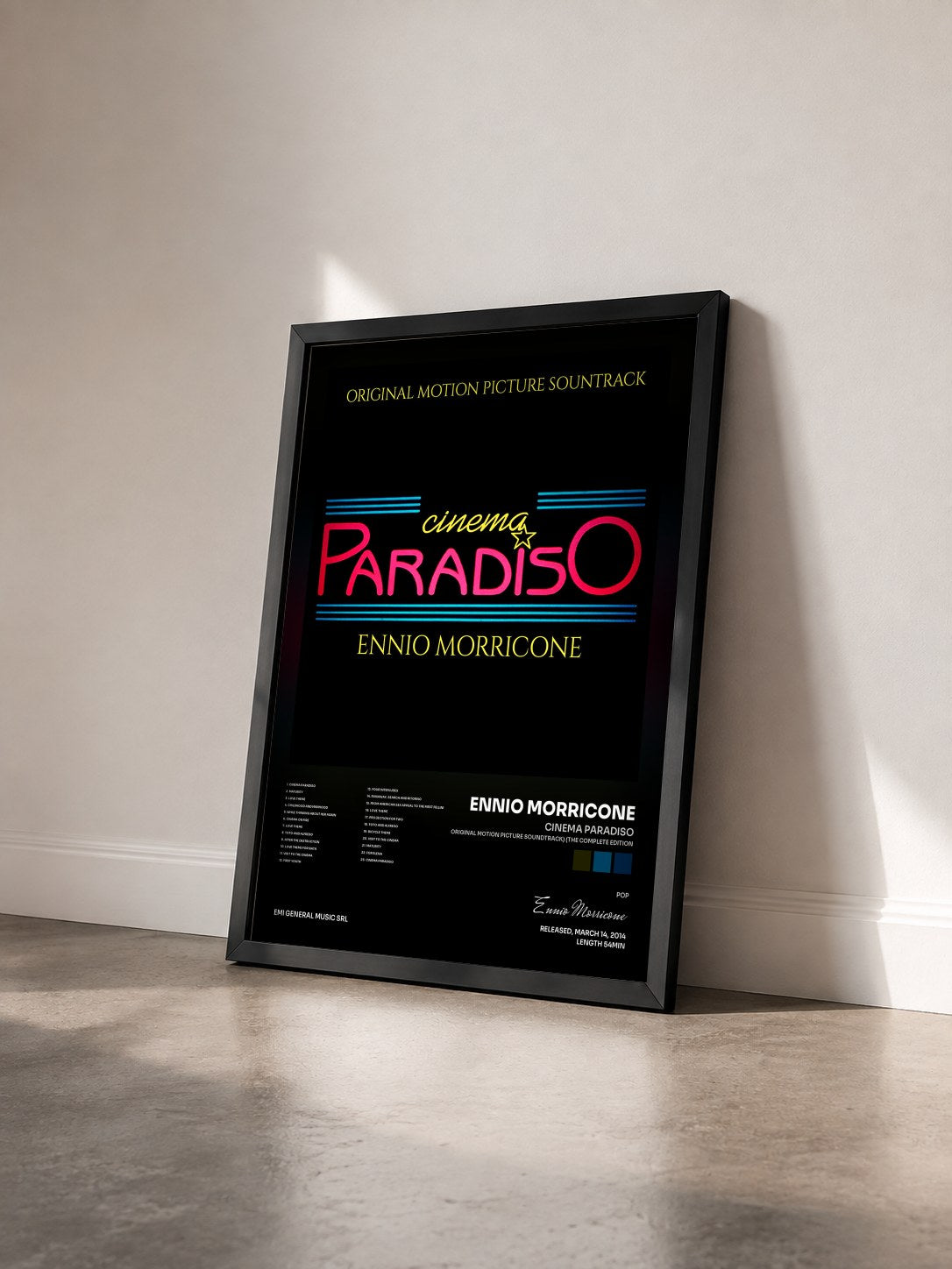 #noir Tableau de l'album Cinema Paradiso (Original Motion Picture Soundtrack) (The Complete Edition) de Ennio Morricone vu de trois quarts, cadre noir