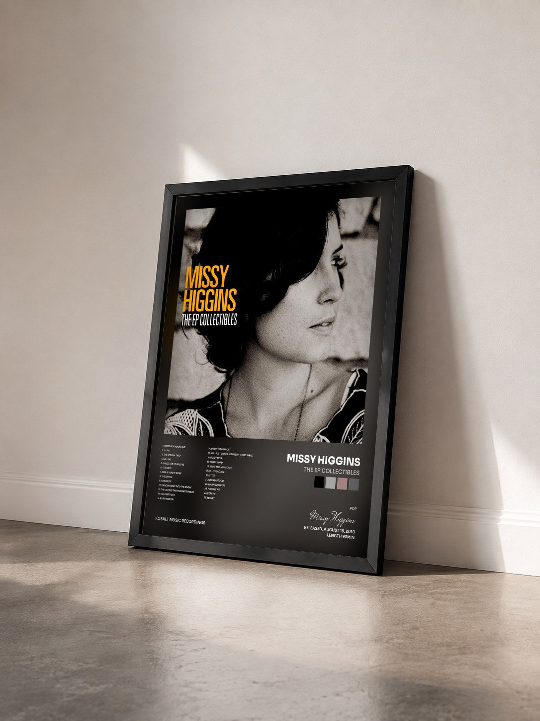 #noir Tableau de l'album The EP Collectibles de Missy Higgins vu de trois quarts, cadre noir