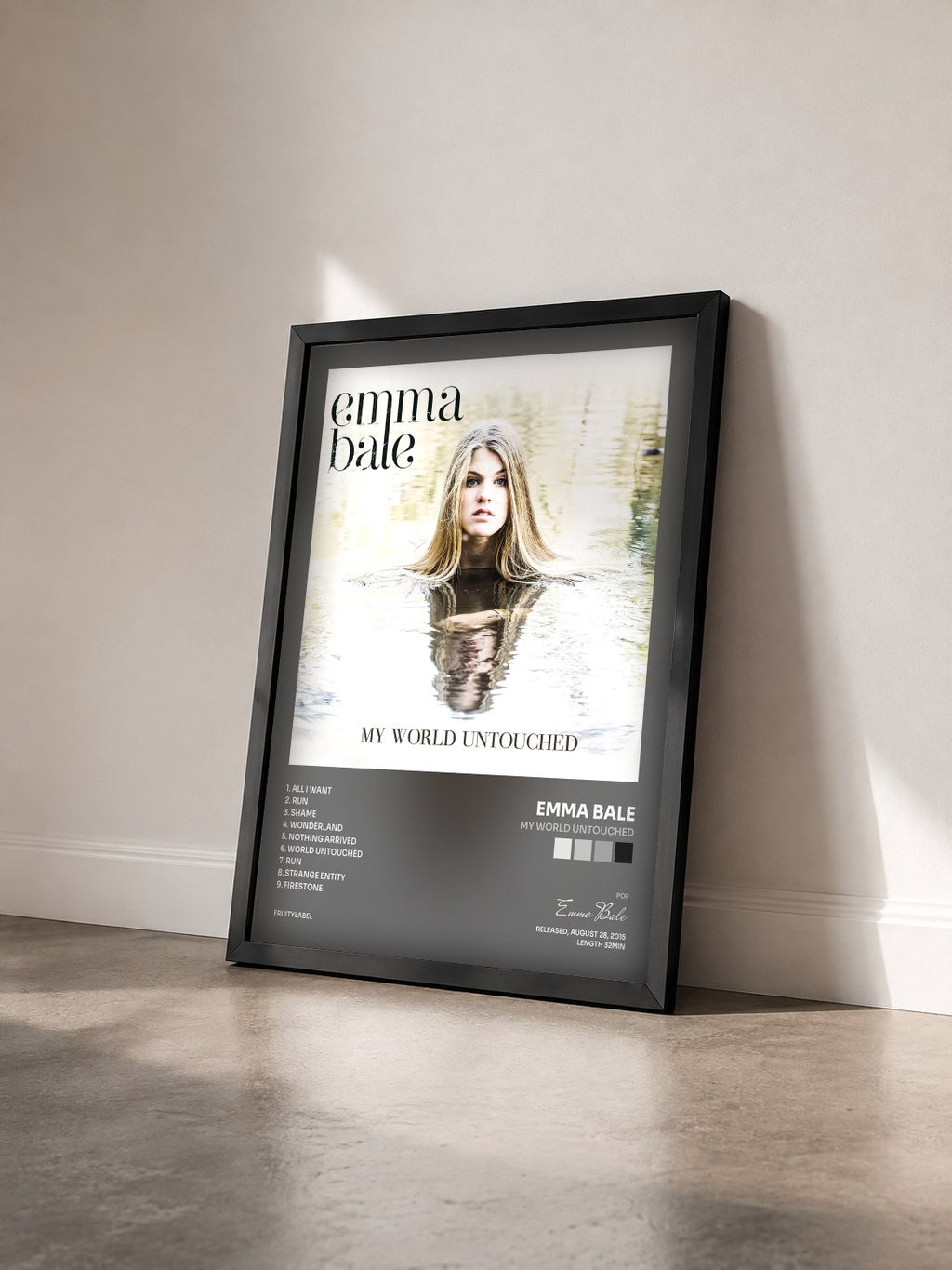 #noir Tableau de l'album My World Untouched de Emma Bale vu de trois quarts, cadre noir