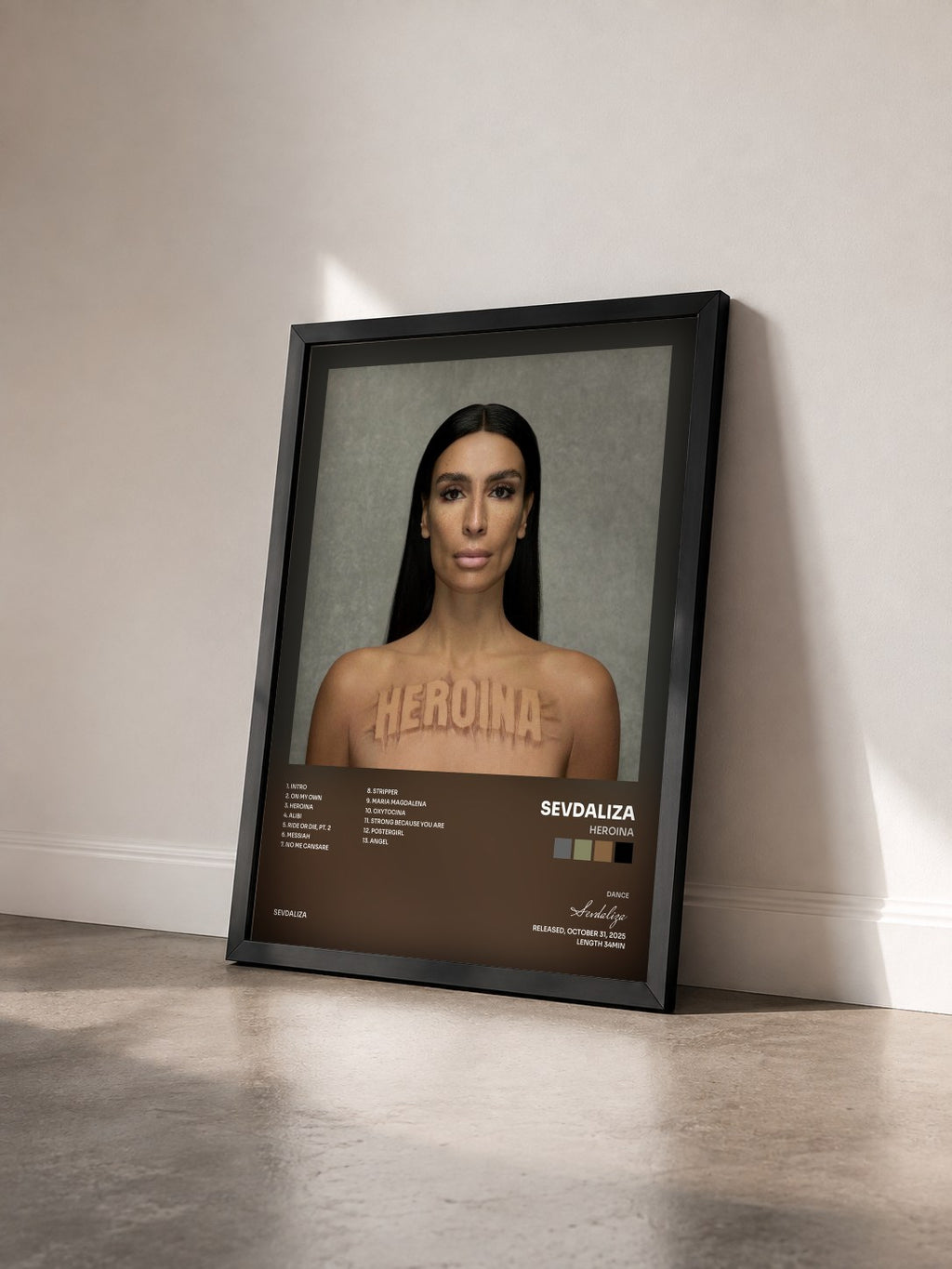 #noir Tableau de l'album HEROINA de Sevdaliza vu de trois quarts, cadre noir