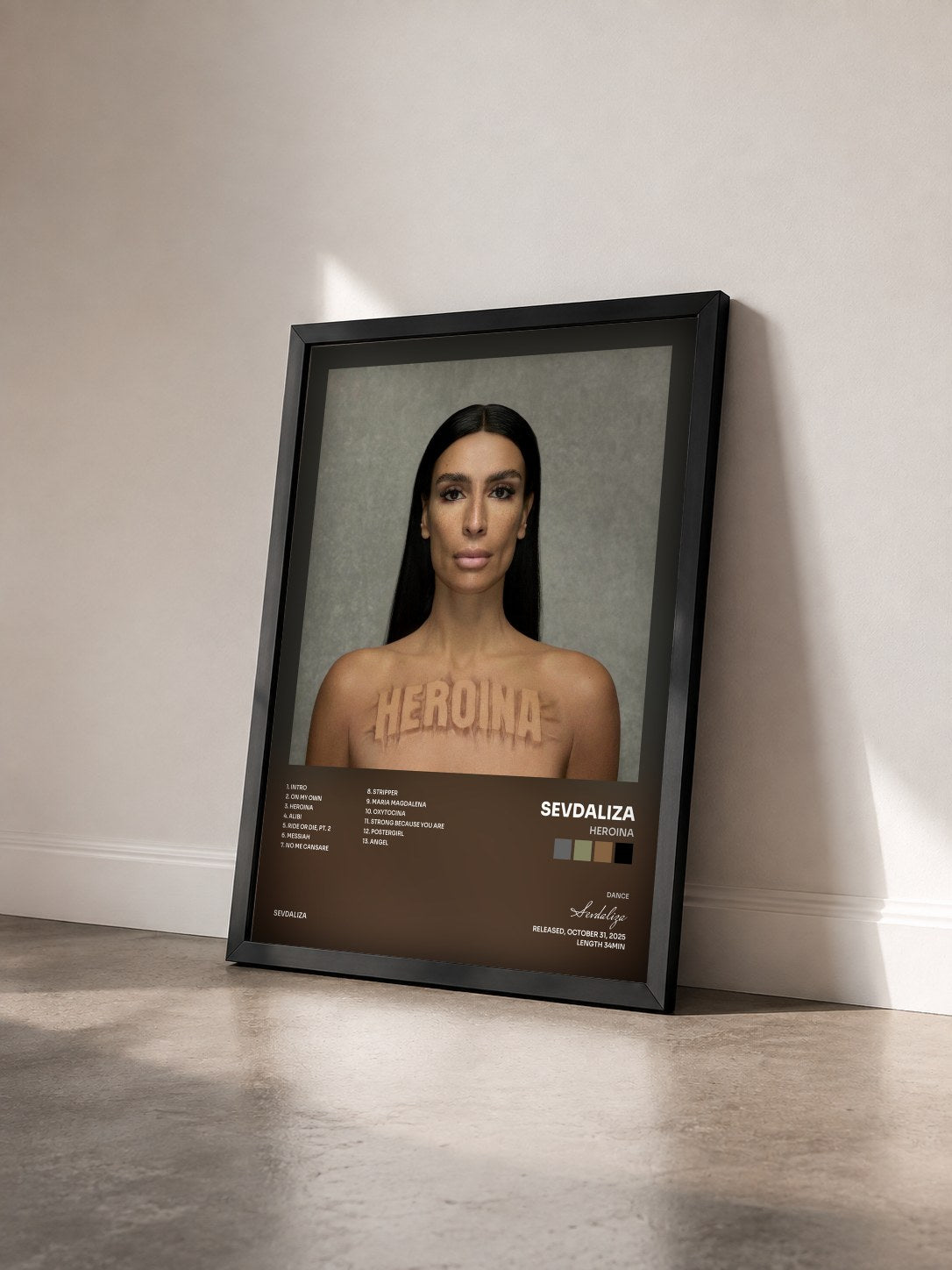 #noir Tableau de l'album HEROINA de Sevdaliza vu de trois quarts, cadre noir