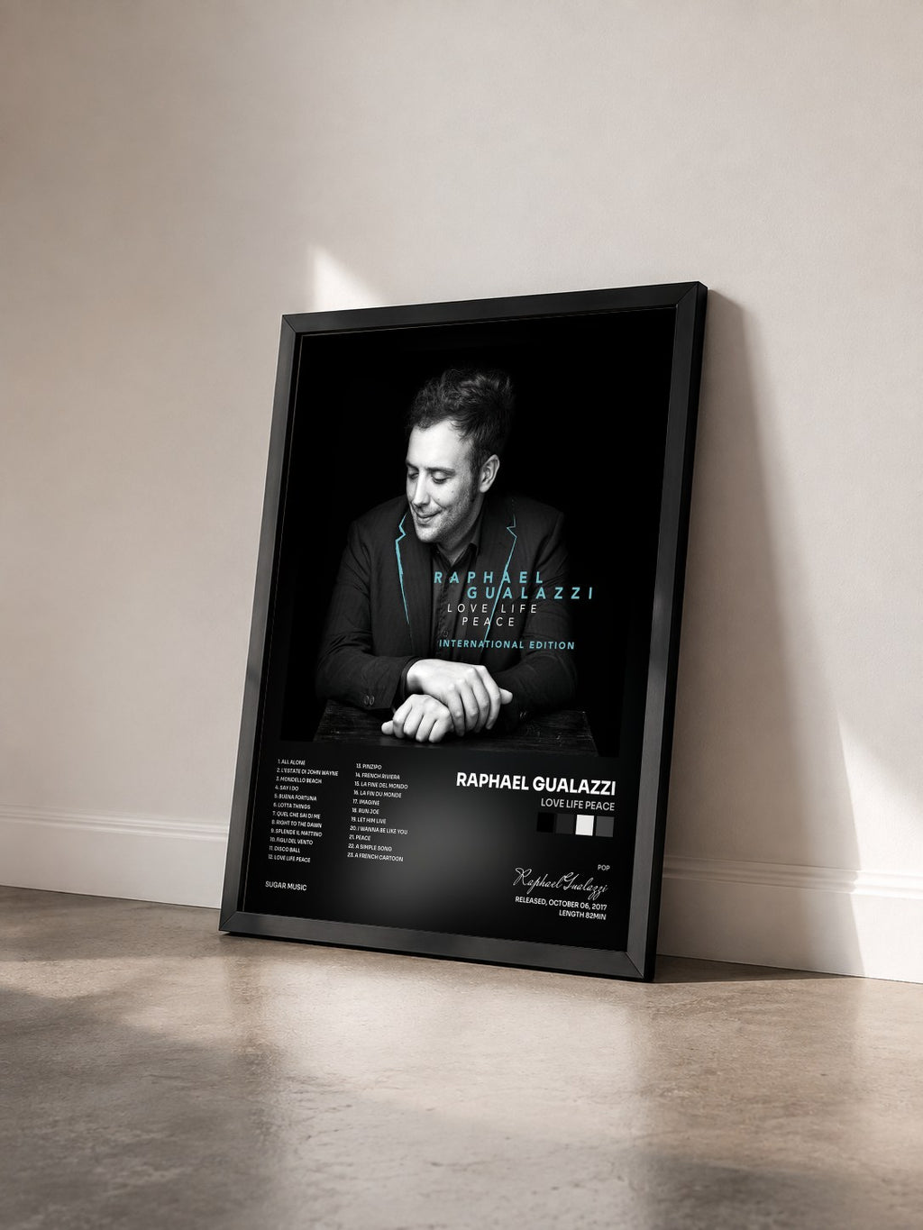 #noir Tableau de l'album Love Life Peace de Raphael Gualazzi vu de trois quarts, cadre noir