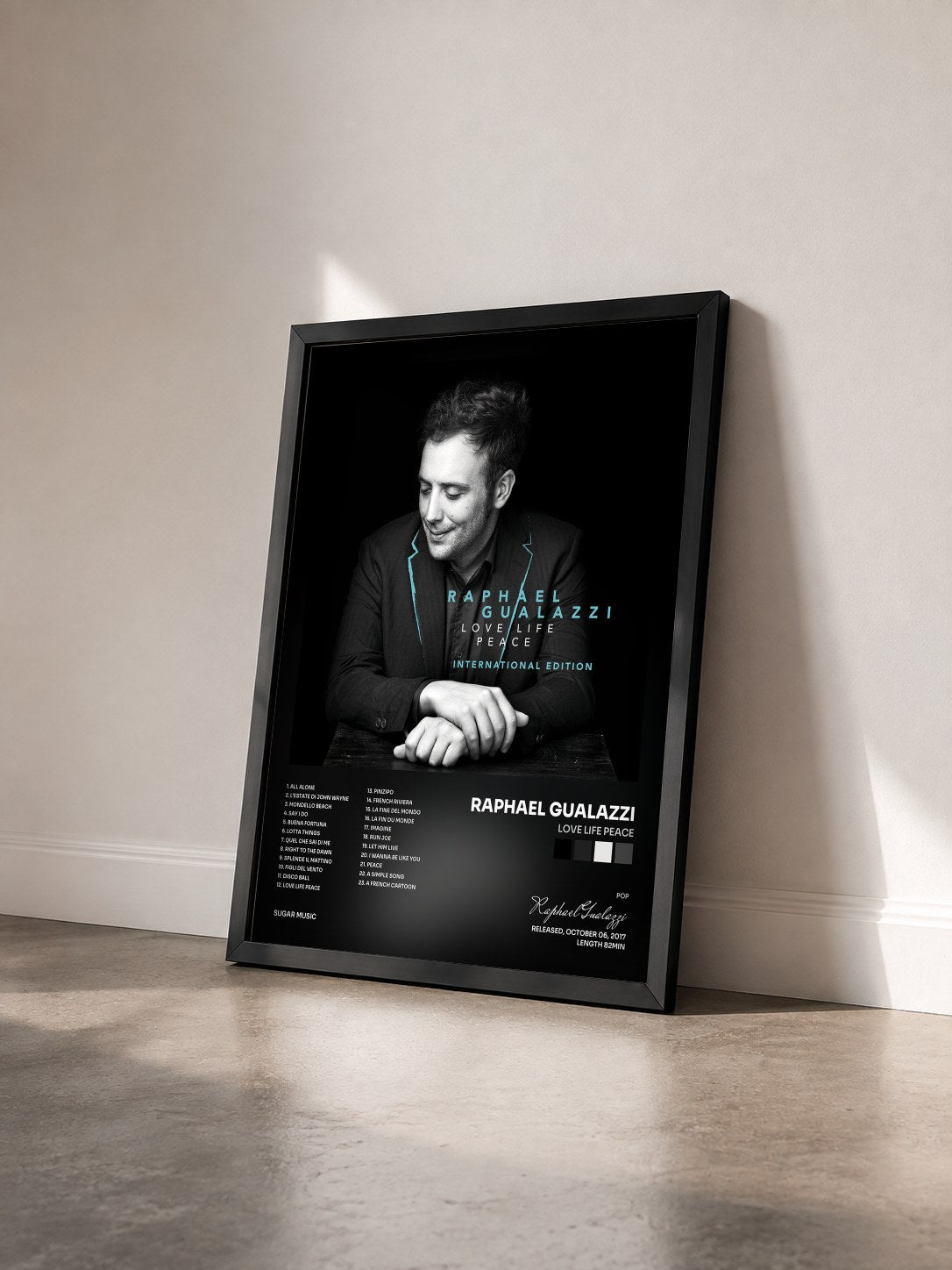 #noir Tableau de l'album Love Life Peace de Raphael Gualazzi vu de trois quarts, cadre noir