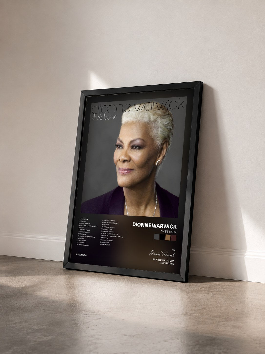 #noir Tableau de l'album She's Back de Dionne Warwick vu de trois quarts, cadre noir