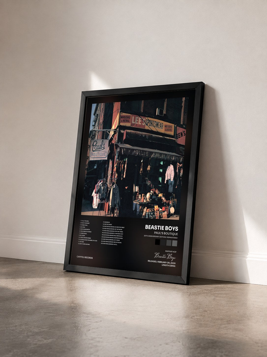 #noir Tableau de l'album Paul's Boutique (20th Anniversary Edition / Remastered) de Beastie Boys vu de trois quarts, cadre noir