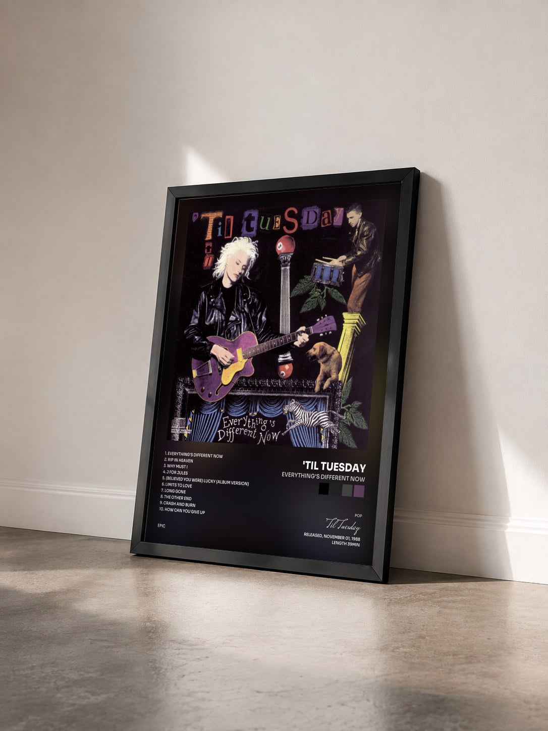 #noir Tableau de l'album Everything's Different Now de 'Til Tuesday vu de trois quarts, cadre noir