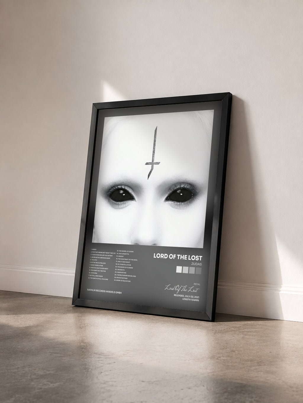 #noir Judas di Lord Of The Lost in stampa incorniciata vista di tre quarti, cornice nera
