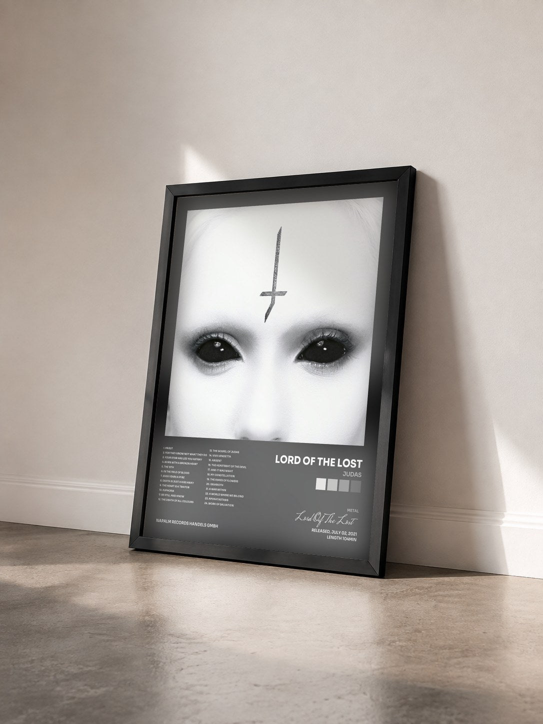 #noir Tableau de l'album Judas de Lord Of The Lost vu de trois quarts, cadre noir