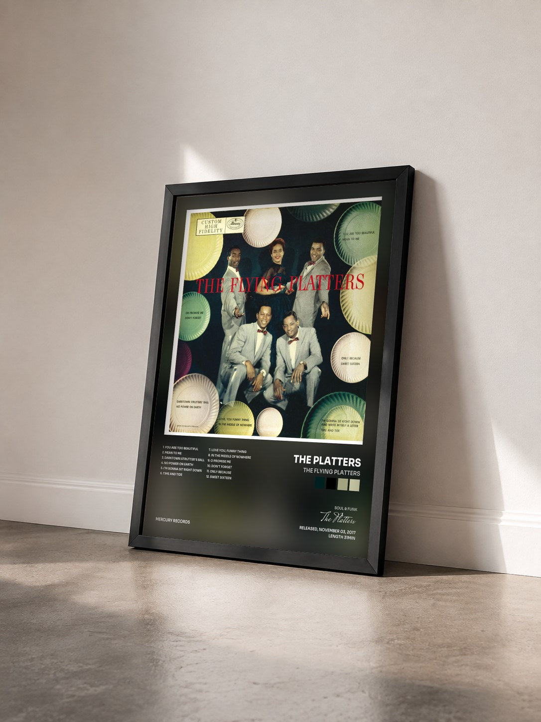 #noir Tableau de l'album The Flying Platters de The Platters vu de trois quarts, cadre noir