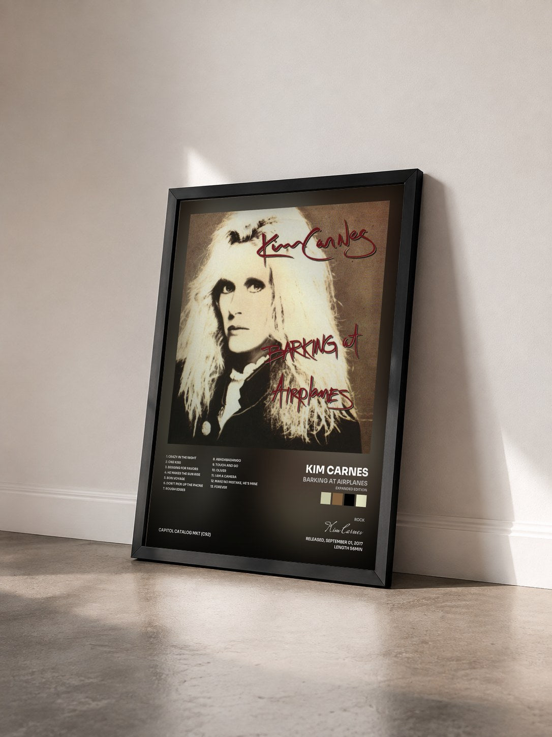 #noir Tableau de l'album Barking At Airplanes (Expanded Edition) de Kim Carnes vu de trois quarts, cadre noir