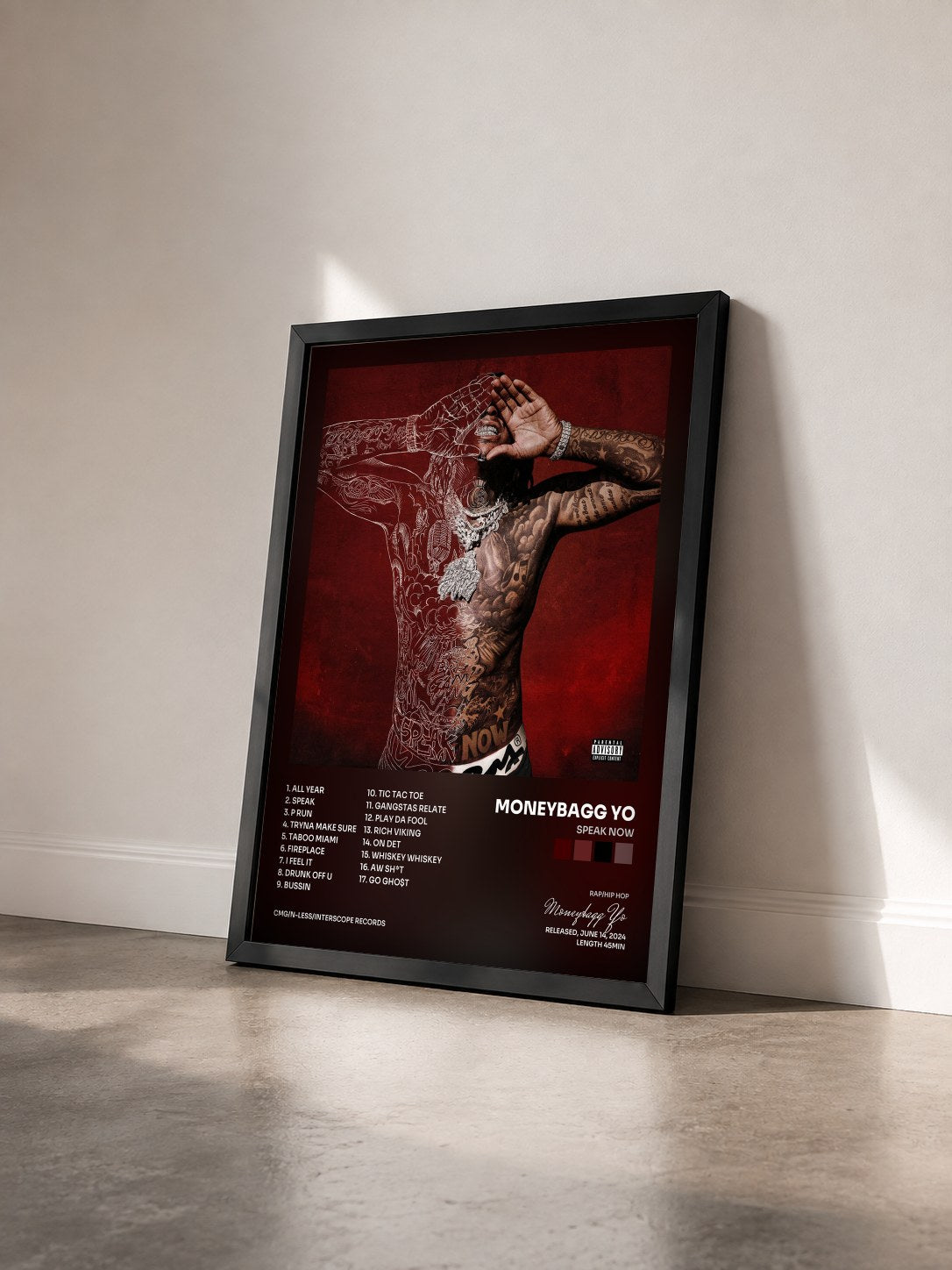 #noir Tableau de l'album SPEAK NOW de Moneybagg Yo vu de trois quarts, cadre noir