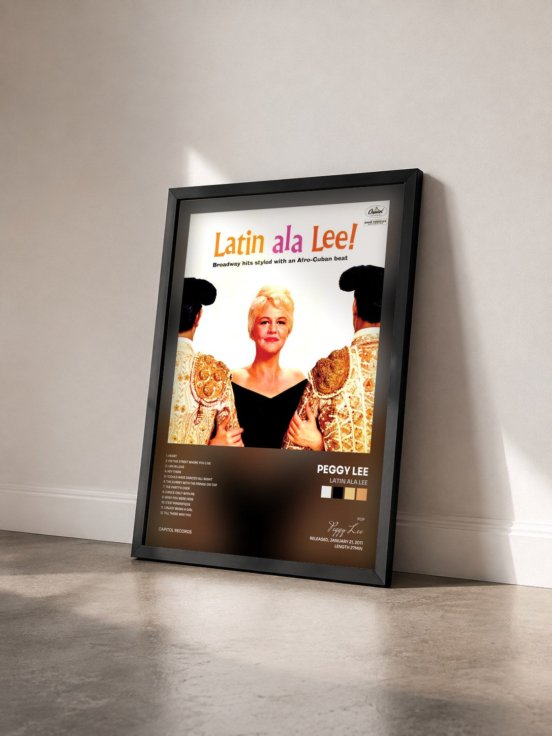 #noir Tableau de l'album Latin Ala Lee de Peggy Lee vu de trois quarts, cadre noir