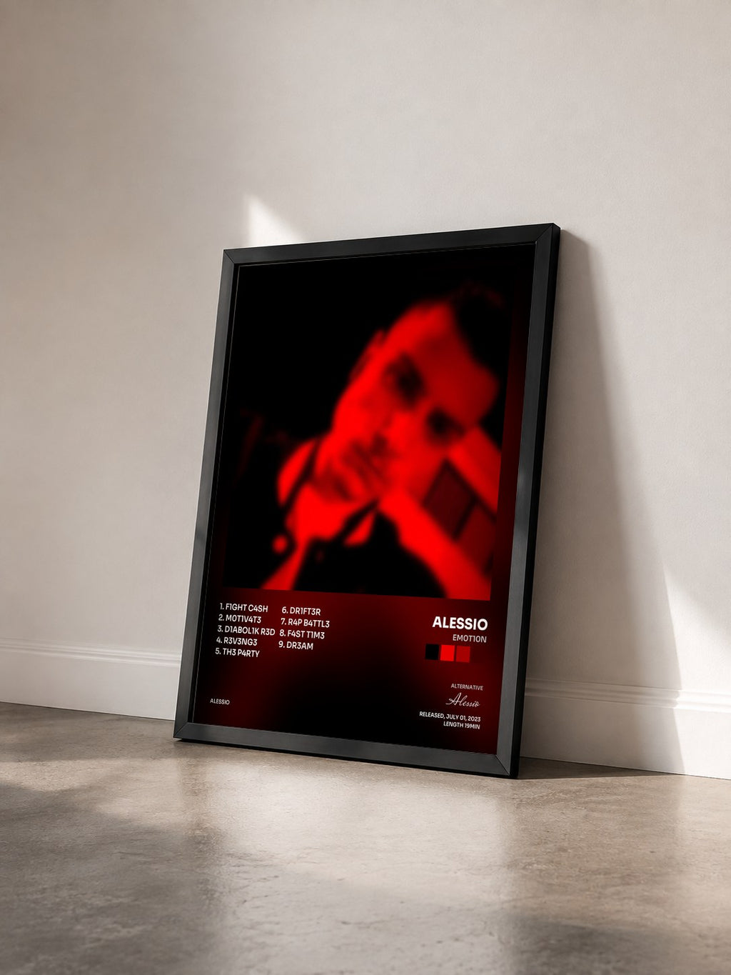 #noir Tableau de l'album Em0t10n de Alessio vu de trois quarts, cadre noir