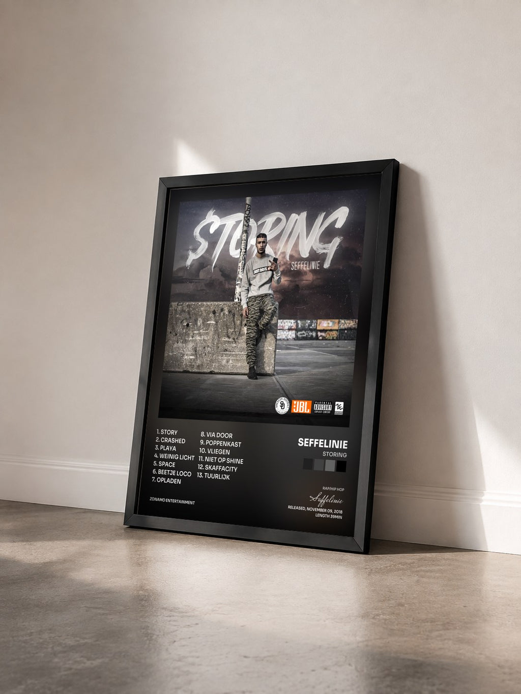#noir Tableau de l'album Storing de Seffelinie vu de trois quarts, cadre noir