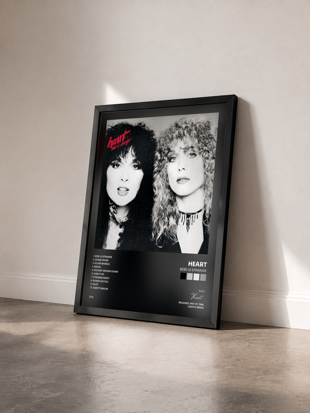 #noir Tableau de l'album Bebe Le Strange de Heart vu de trois quarts, cadre noir