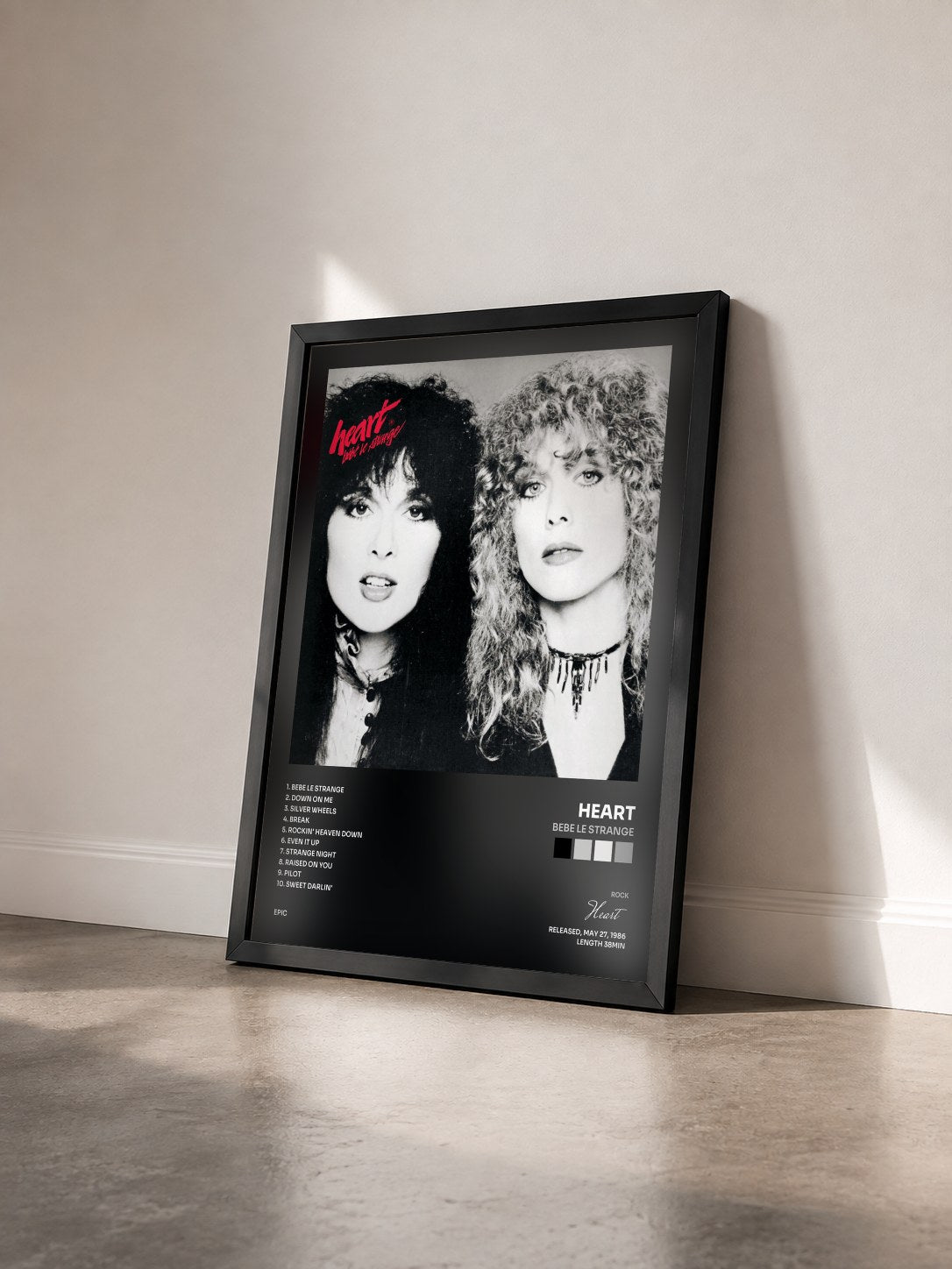 #noir Tableau de l'album Bebe Le Strange de Heart vu de trois quarts, cadre noir