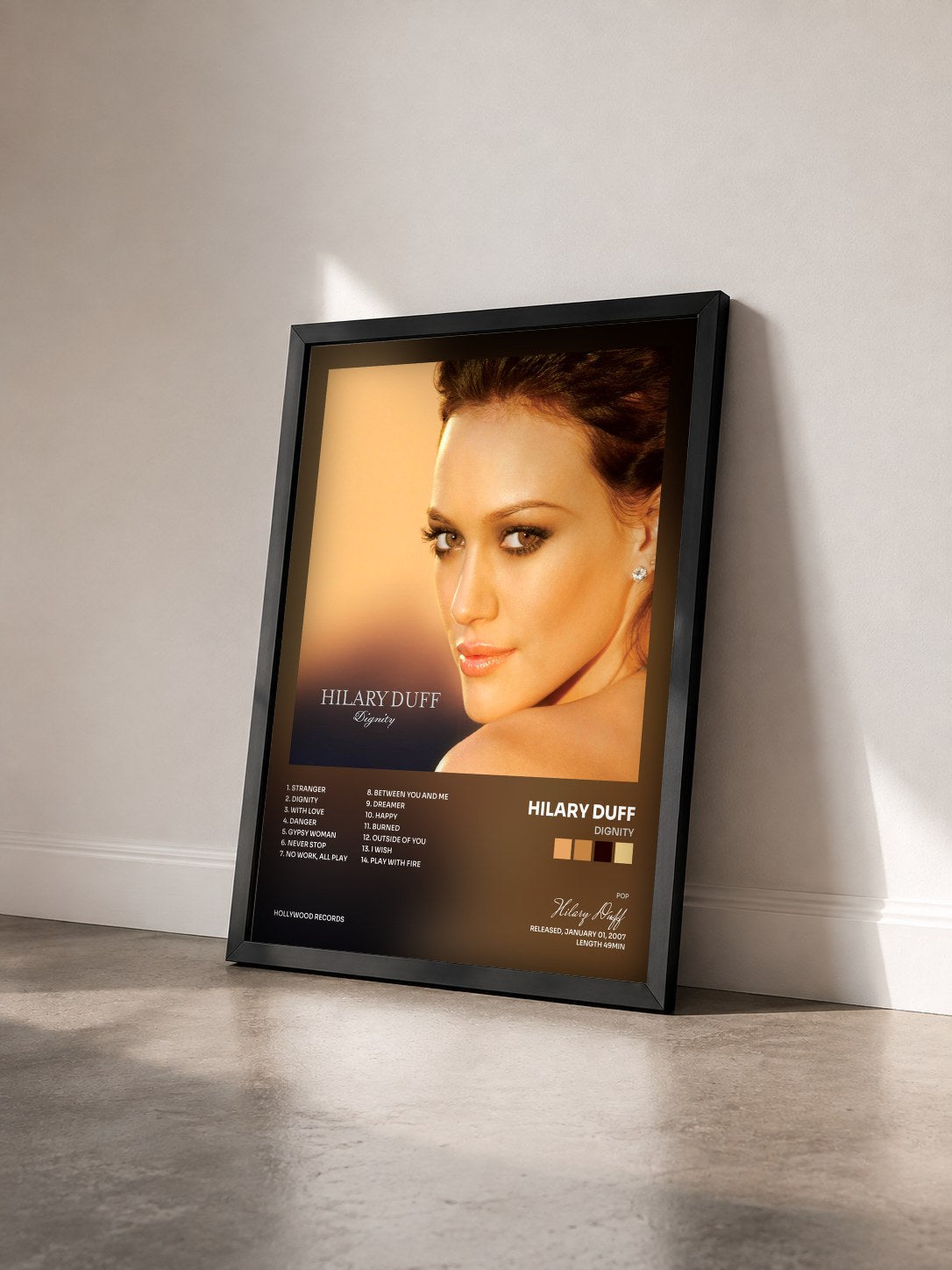 #noir Tableau de l'album Dignity de Hilary Duff vu de trois quarts, cadre noir