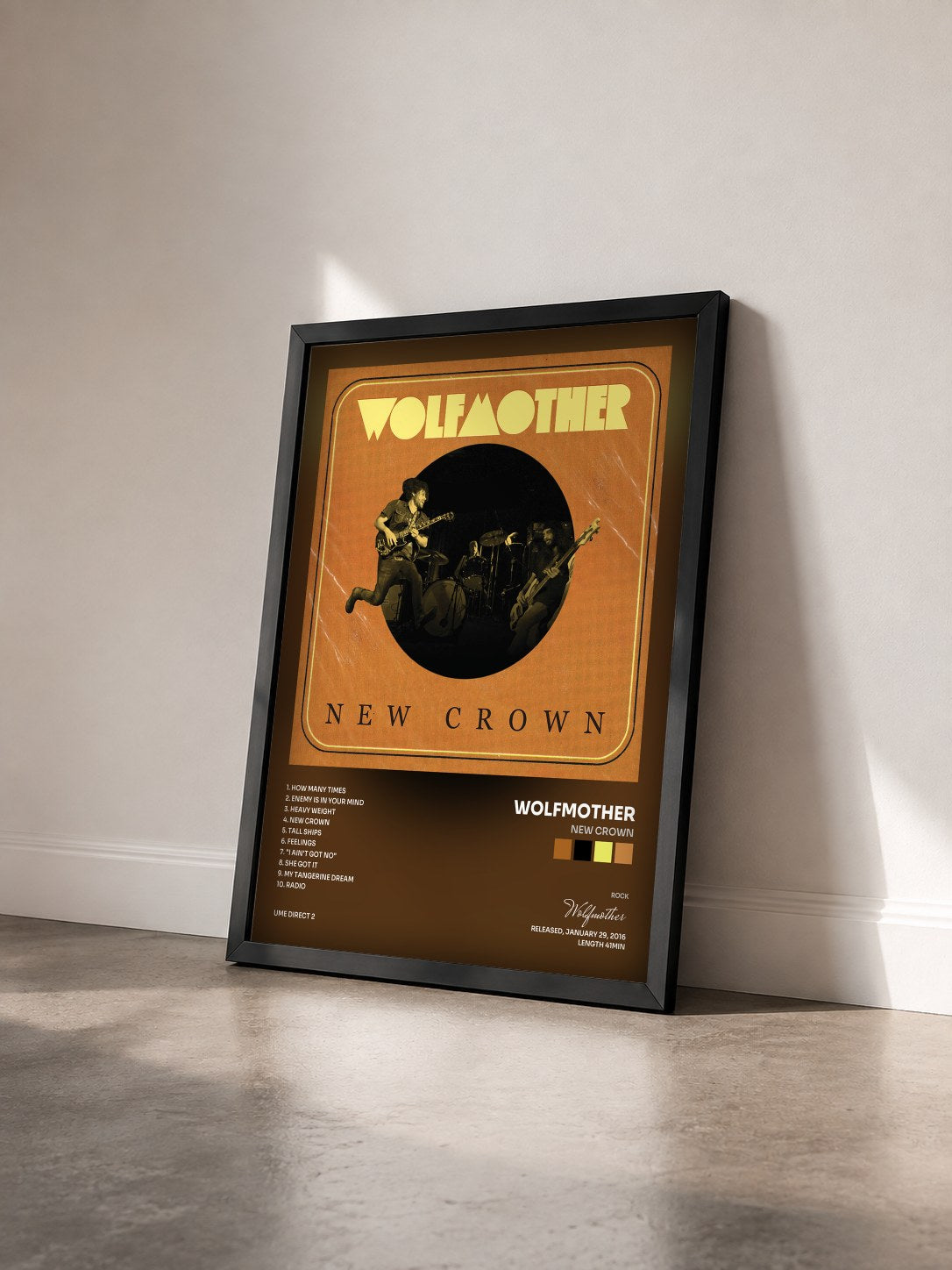 #noir Tableau de l'album New Crown de Wolfmother vu de trois quarts, cadre noir
