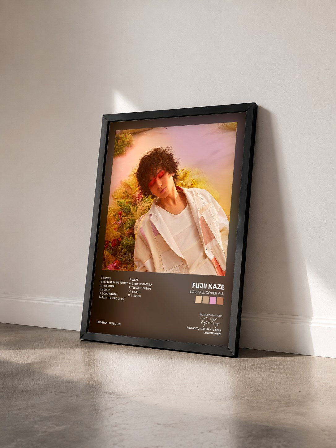 #noir Tableau de l'album LOVE ALL COVER ALL de Fujii Kaze vu de trois quarts, cadre noir