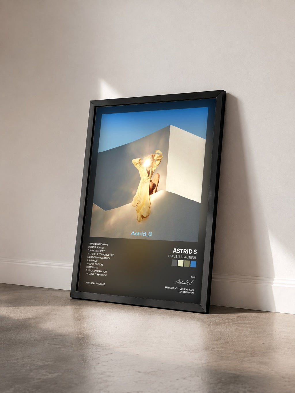 #noir Tableau de l'album Leave It Beautiful de Astrid S vu de trois quarts, cadre noir