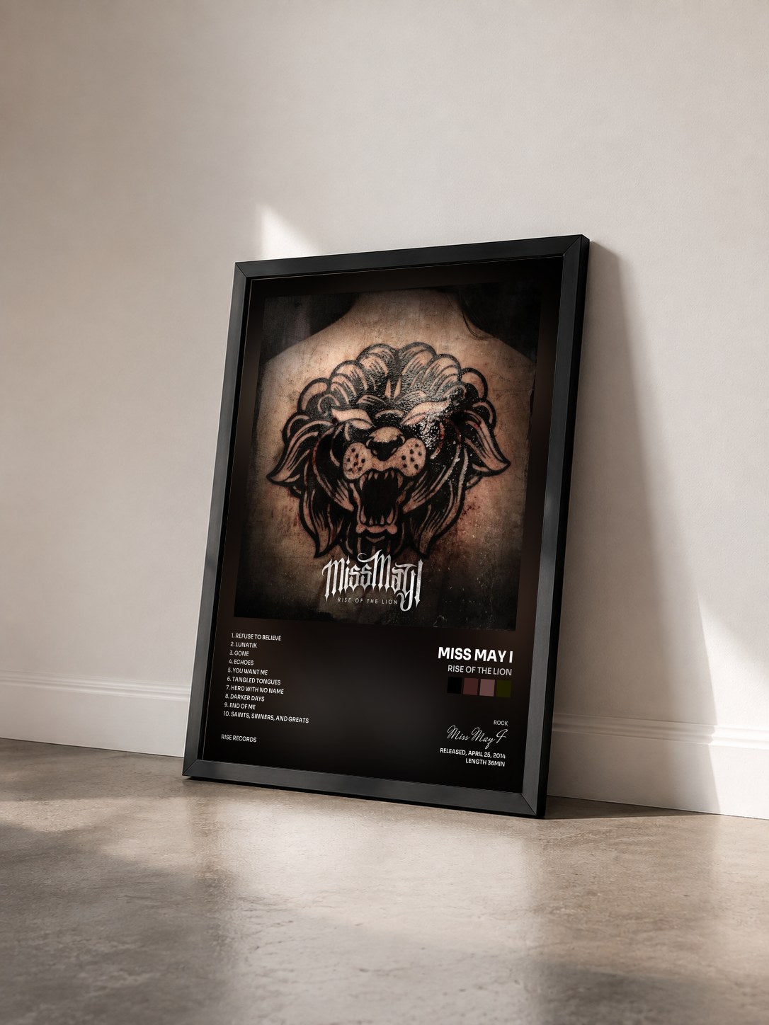 #noir Tableau de l'album Rise of The Lion de Miss May I vu de trois quarts, cadre noir