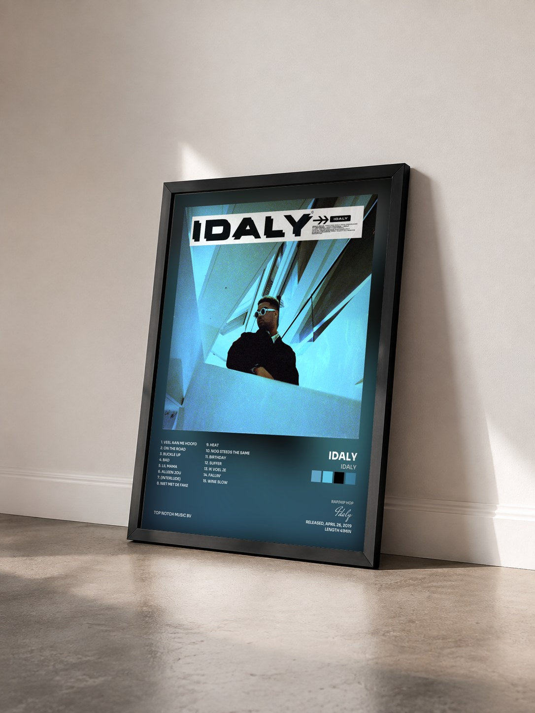 #noir Tableau de l'album IDALY de Idaly vu de trois quarts, cadre noir