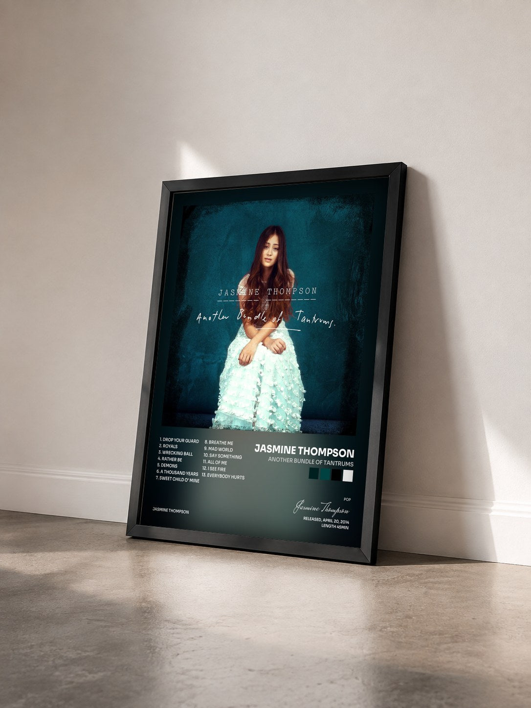 #noir Tableau de l'album Another Bundle of Tantrums de Jasmine Thompson vu de trois quarts, cadre noir