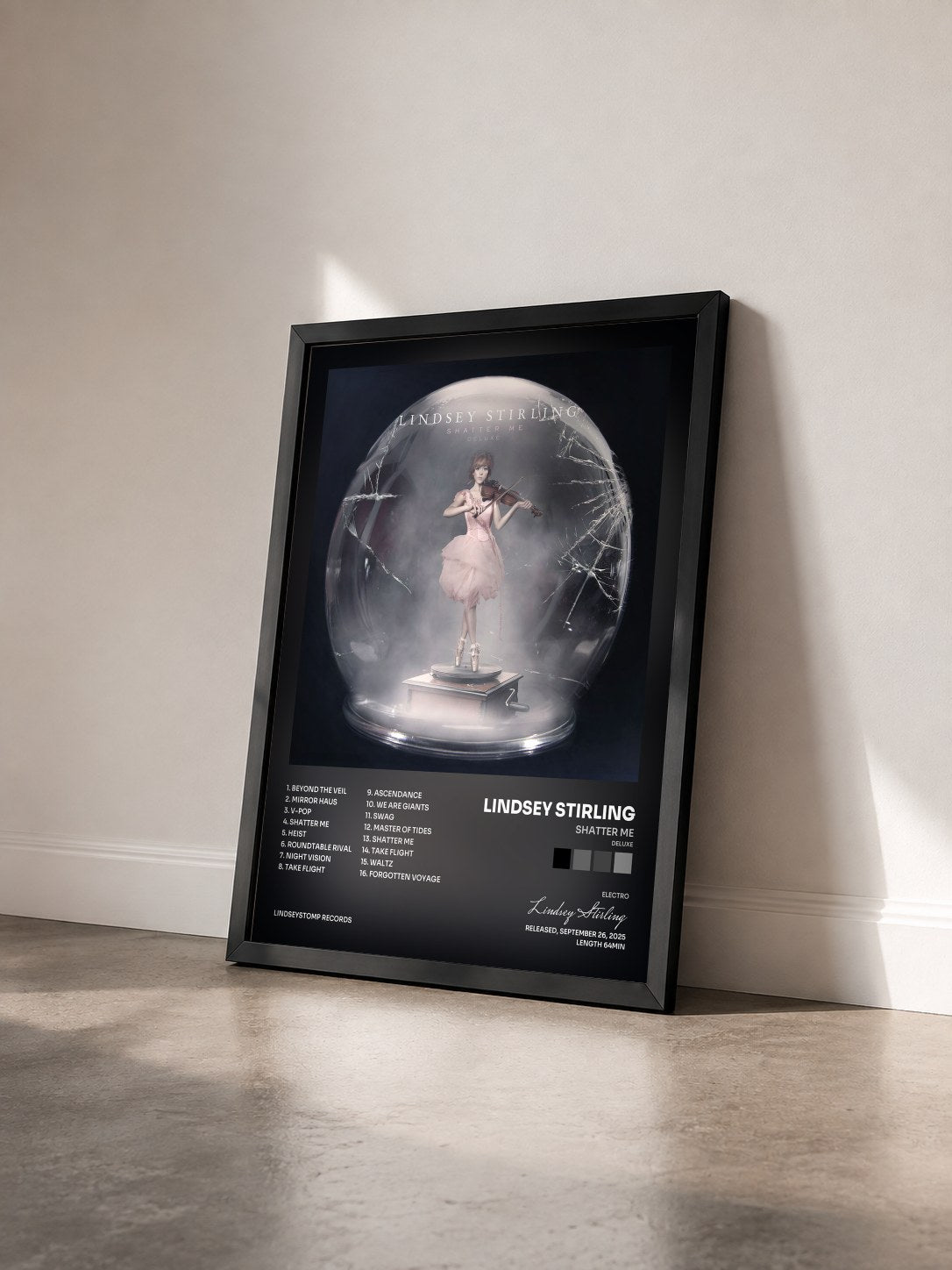 #noir Tableau de l'album Shatter Me (Deluxe) de Lindsey Stirling vu de trois quarts, cadre noir