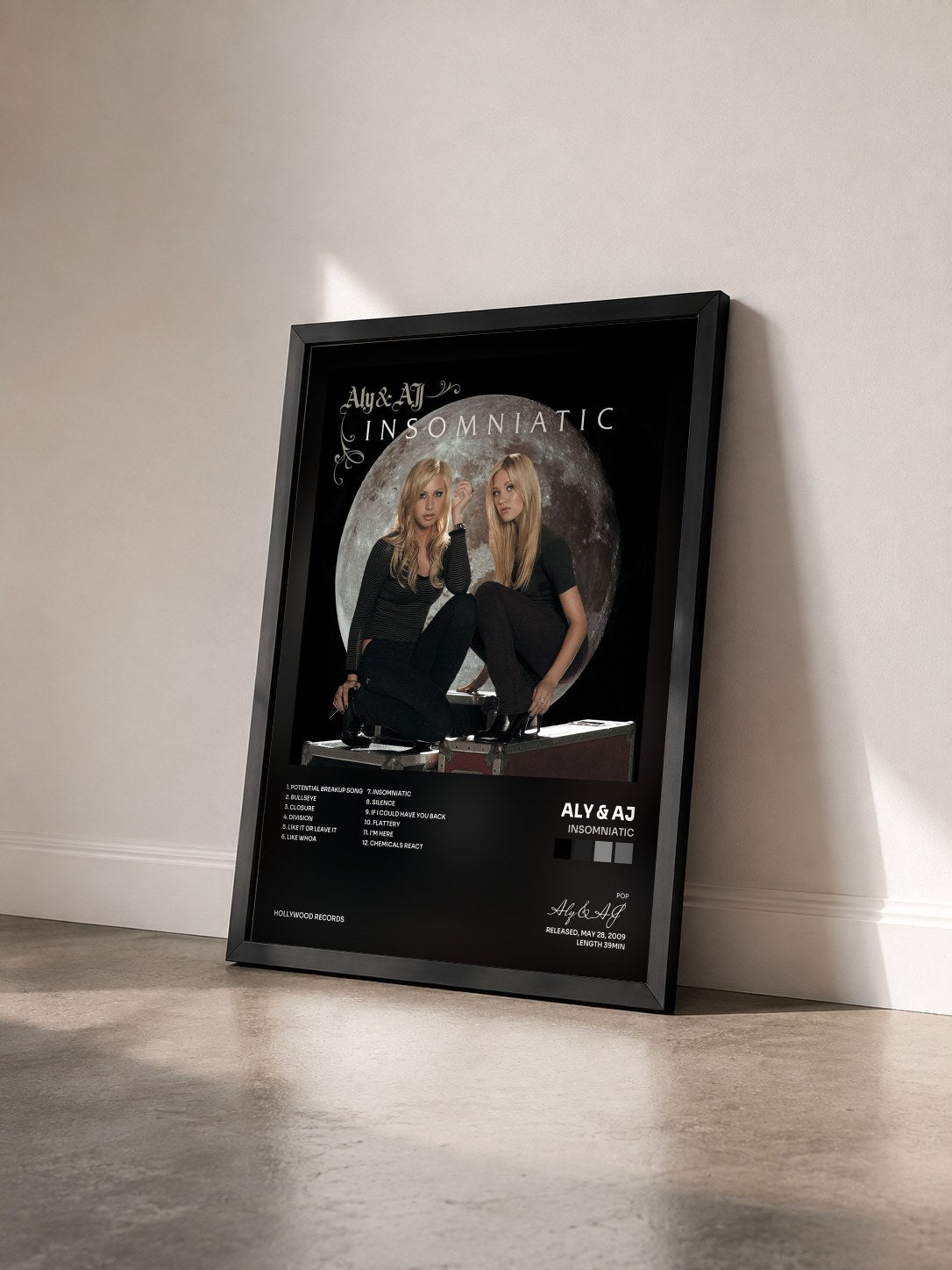 #noir Tableau de l'album Insomniatic de Aly & AJ vu de trois quarts, cadre noir