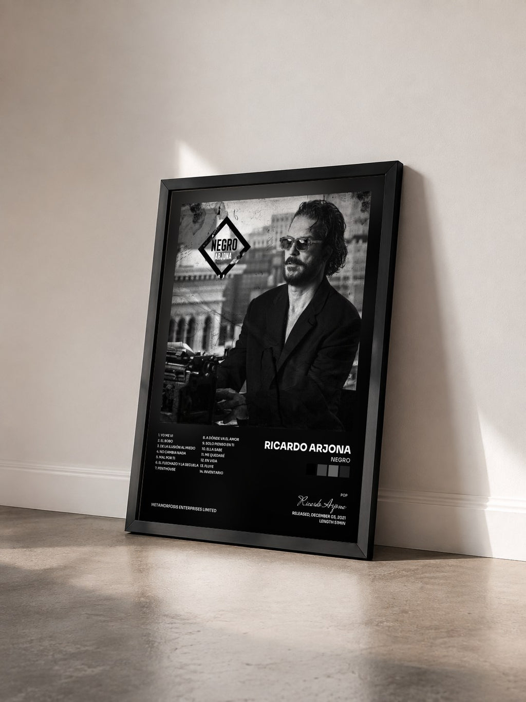 #noir Tableau de l'album Negro de Ricardo Arjona vu de trois quarts, cadre noir