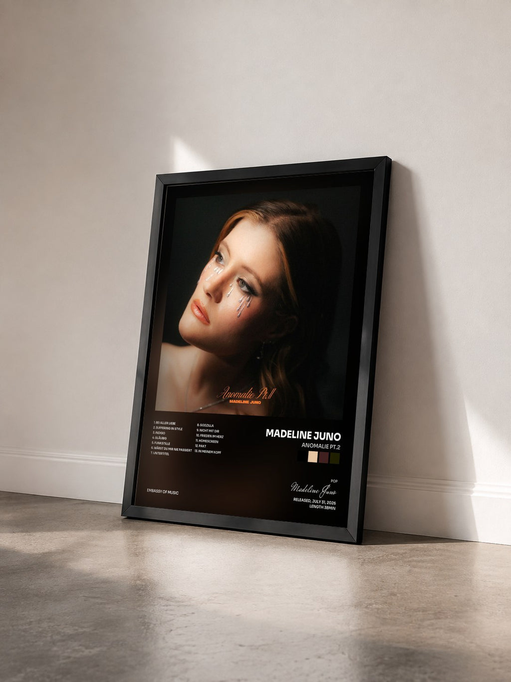 #noir Tableau de l'album Anomalie Pt.2 de Madeline Juno vu de trois quarts, cadre noir